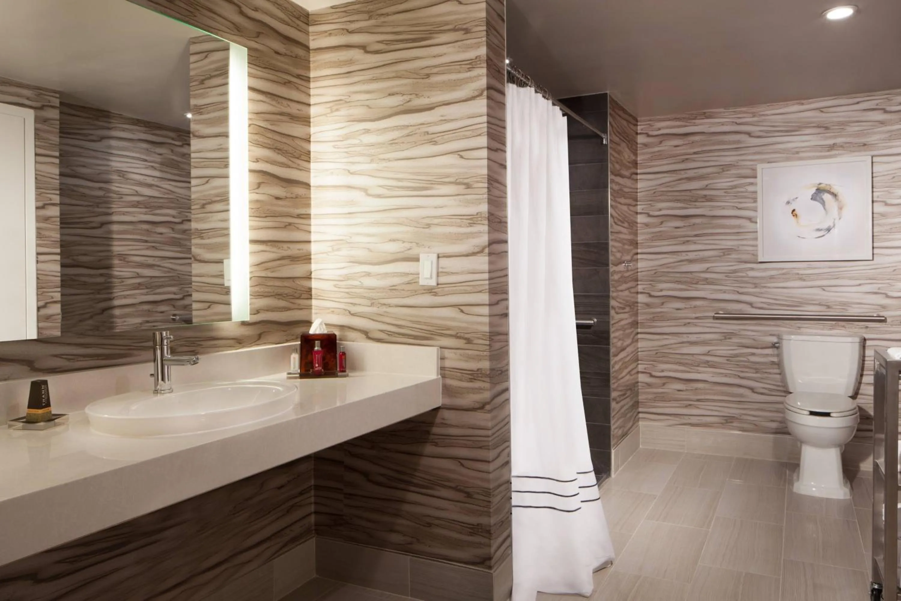 Bathroom in Marriott Raleigh Durham Research Triangle Park