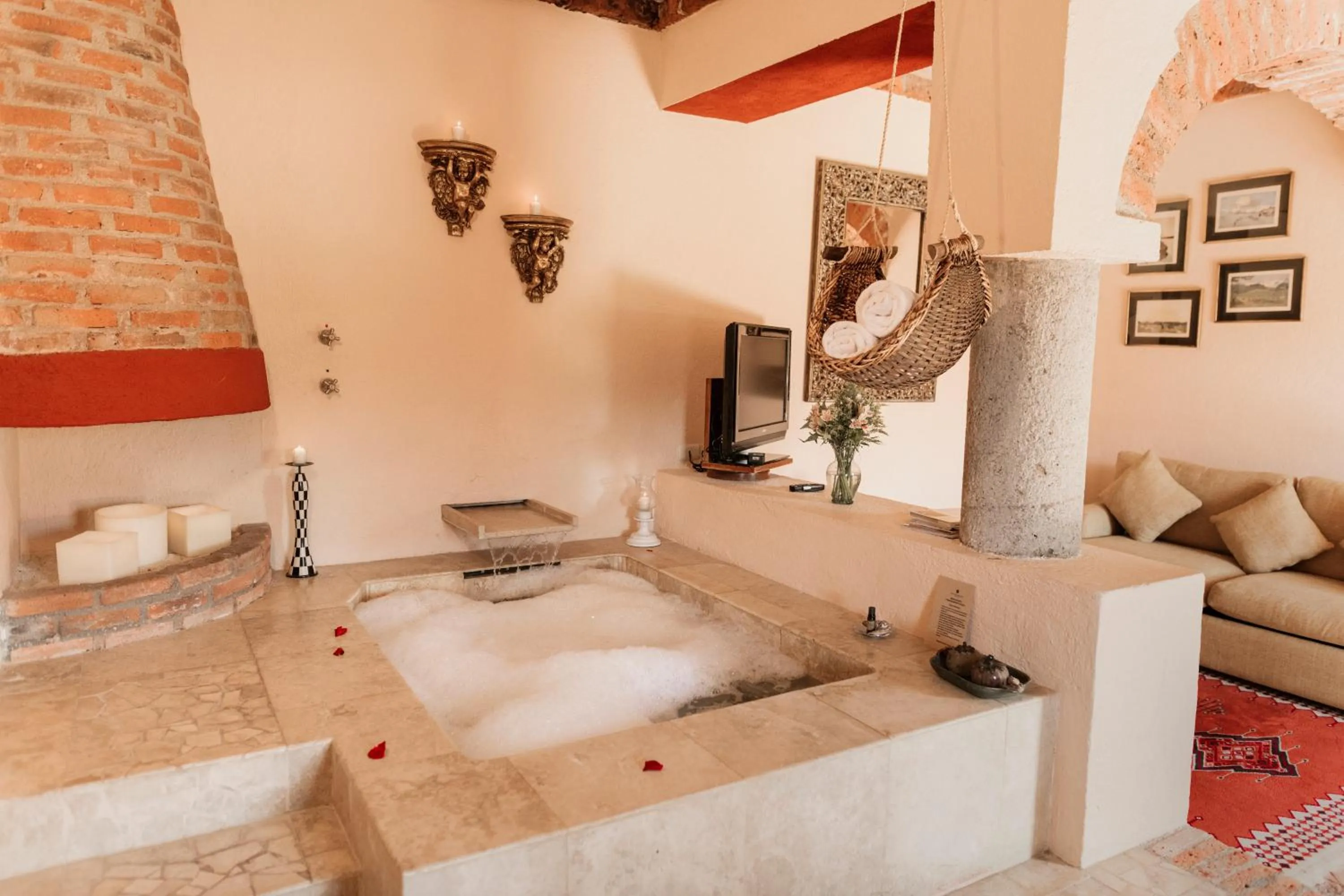 Living room in Hacienda Sepulveda Hotel & Spa