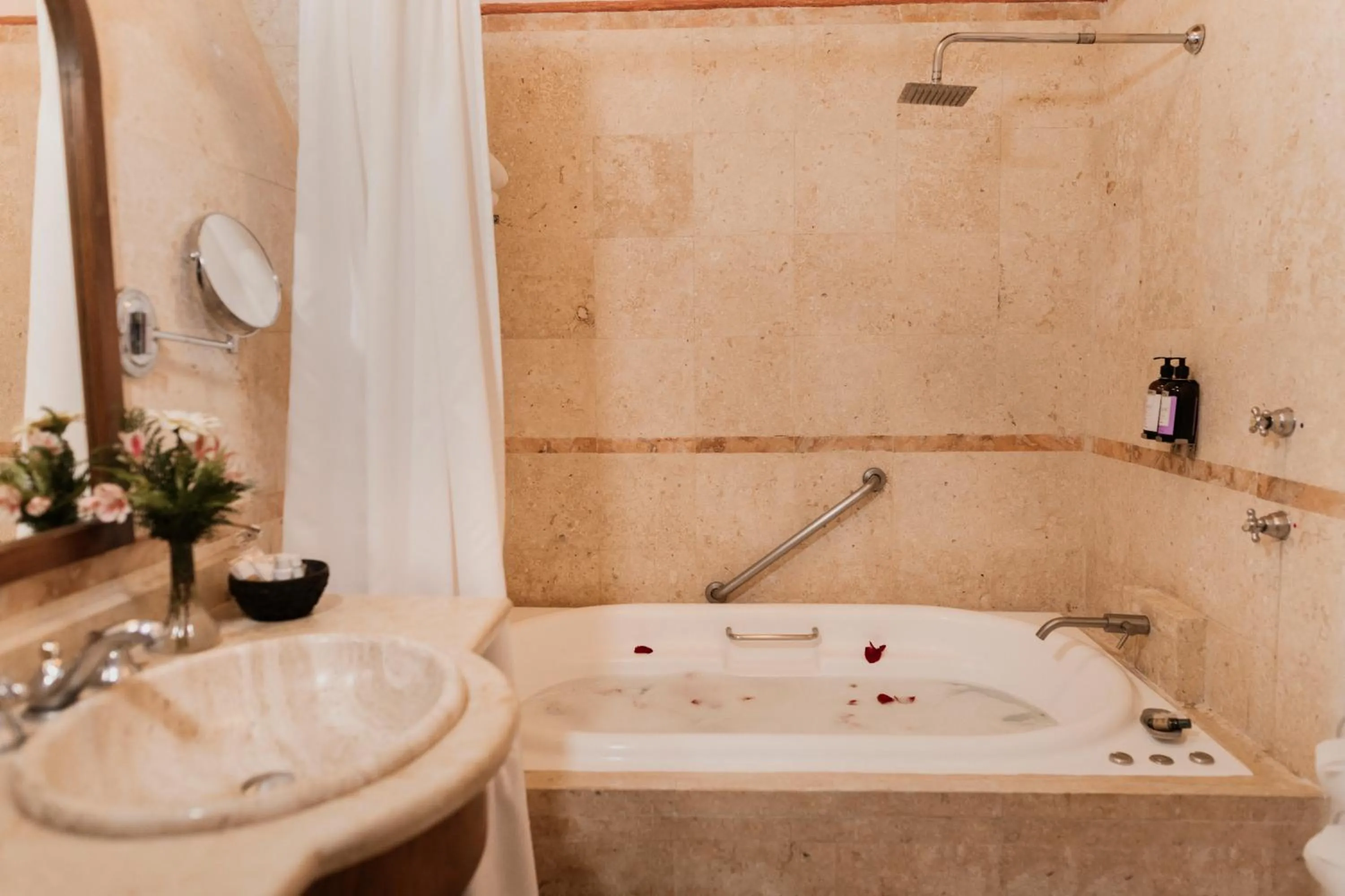 Hot Tub in Hacienda Sepulveda Hotel & Spa