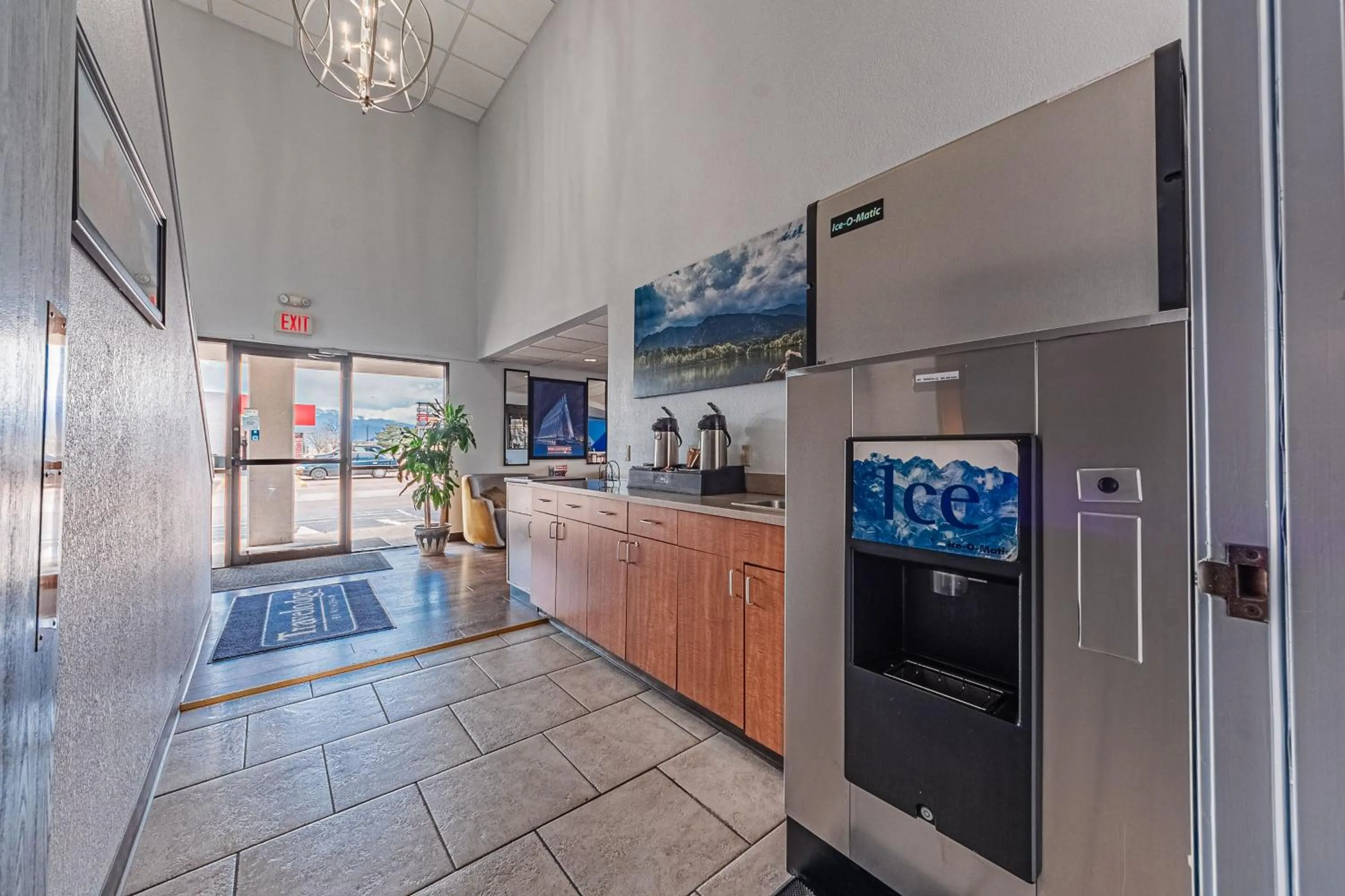 Lobby or reception in Travelodge by Wyndham Colorado Springs Airport - Peterson SFB