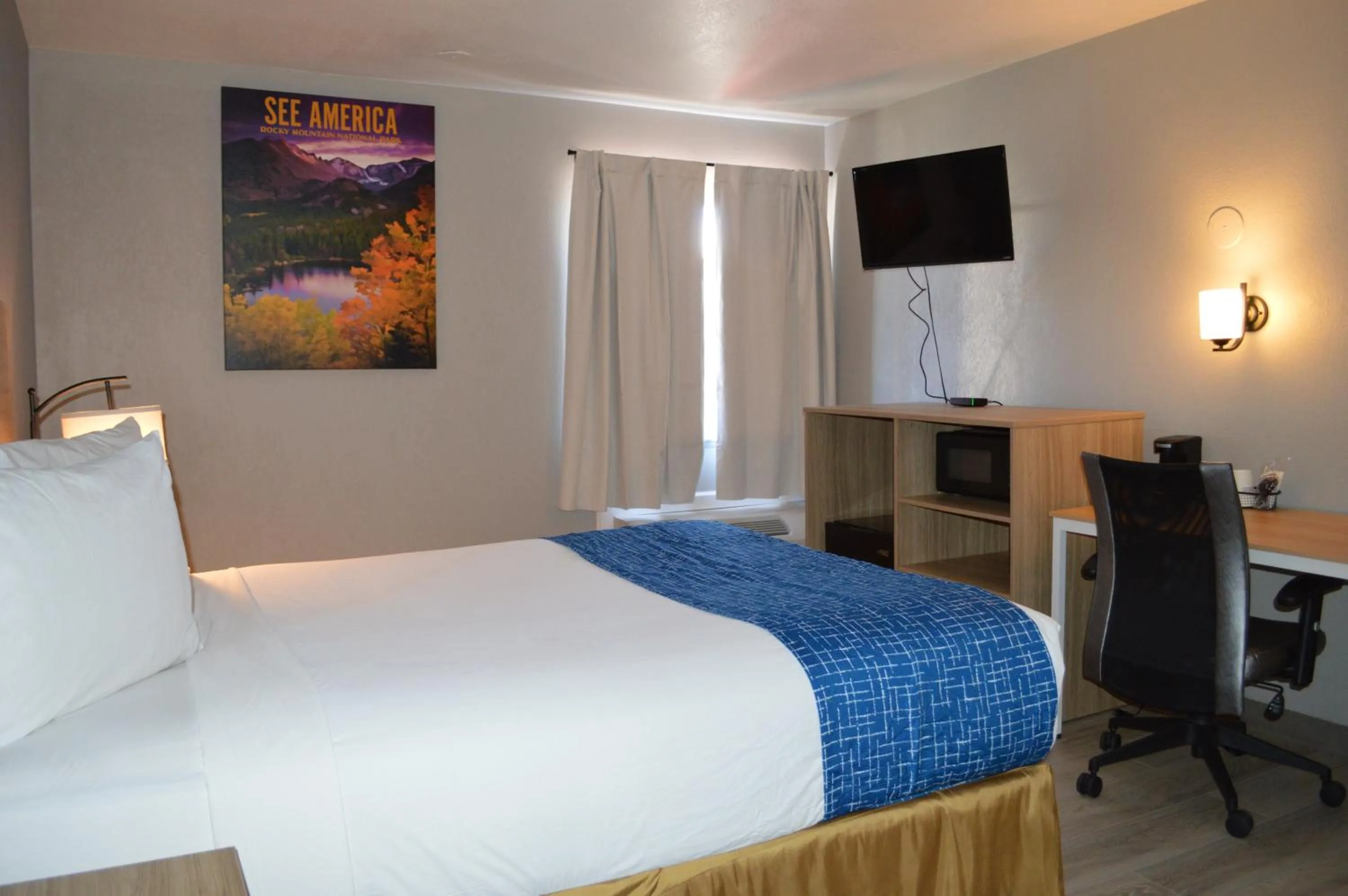 Bed in Travelodge by Wyndham Colorado Springs Airport - Peterson SFB