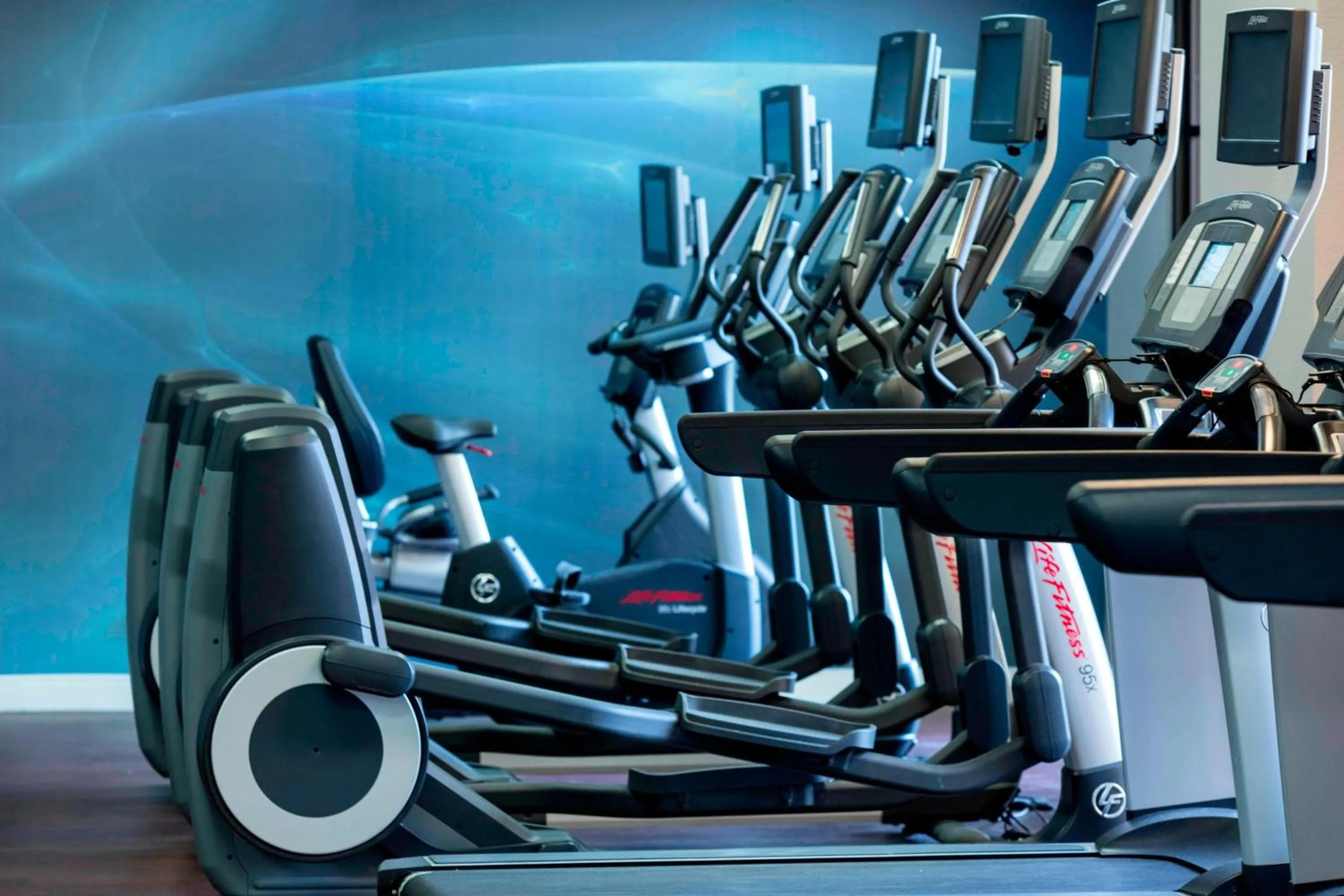 Fitness centre/facilities in Renaissance Palm Springs Hotel