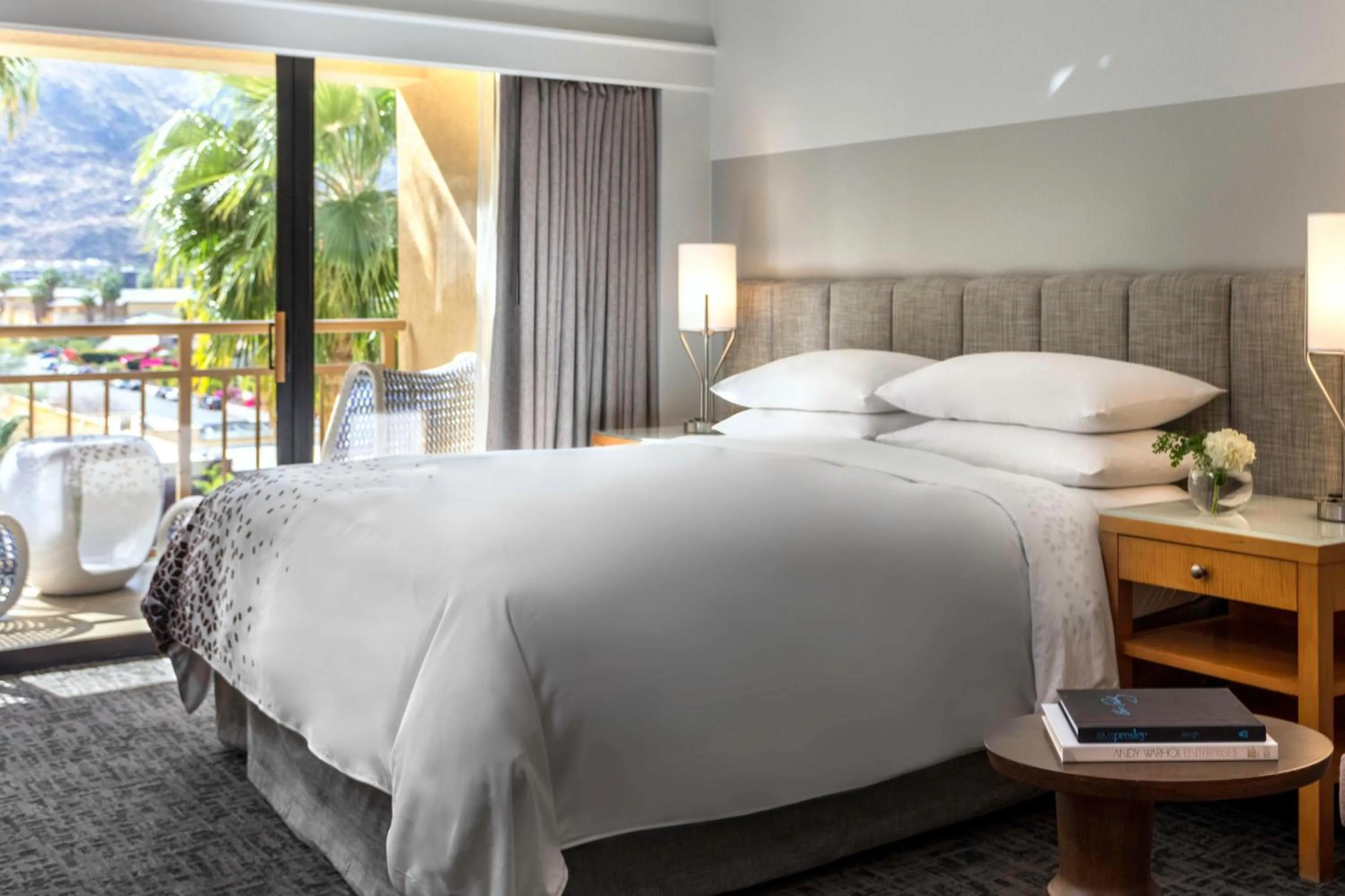 Swimming pool, Bed in Renaissance Palm Springs Hotel