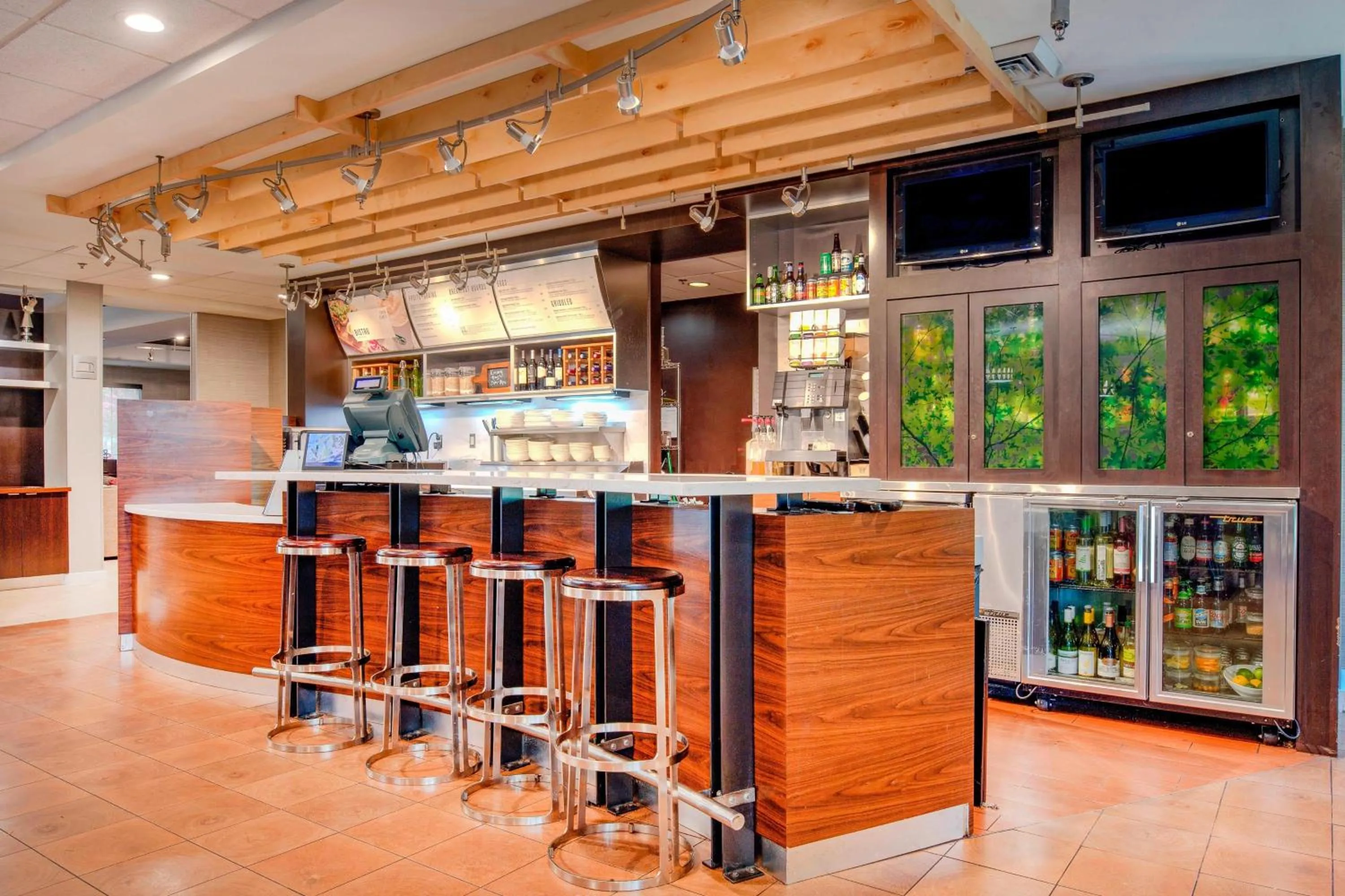 Lounge or bar in Courtyard Raleigh Crabtree Valley