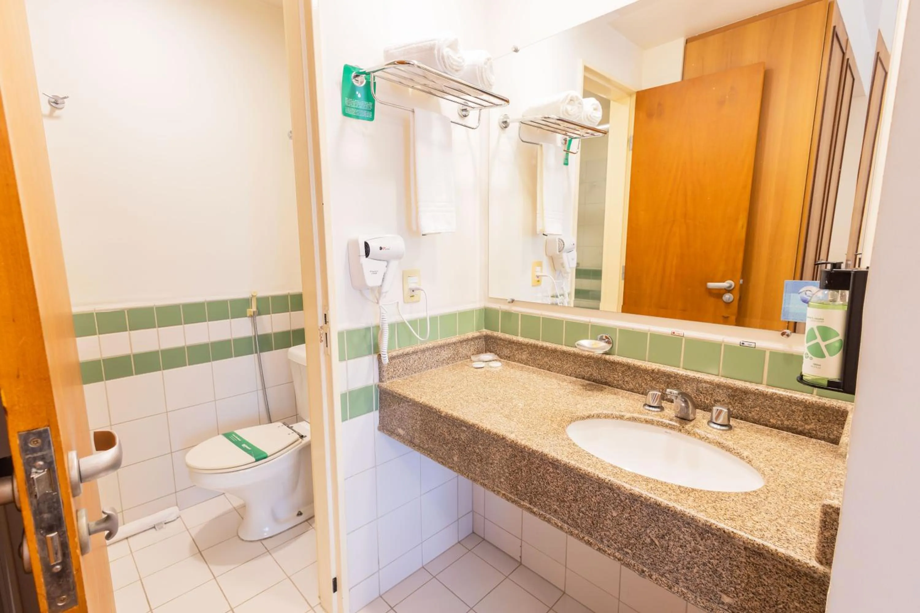 Shower in Hotel Golden Park Uberlandia By Nacional Inn