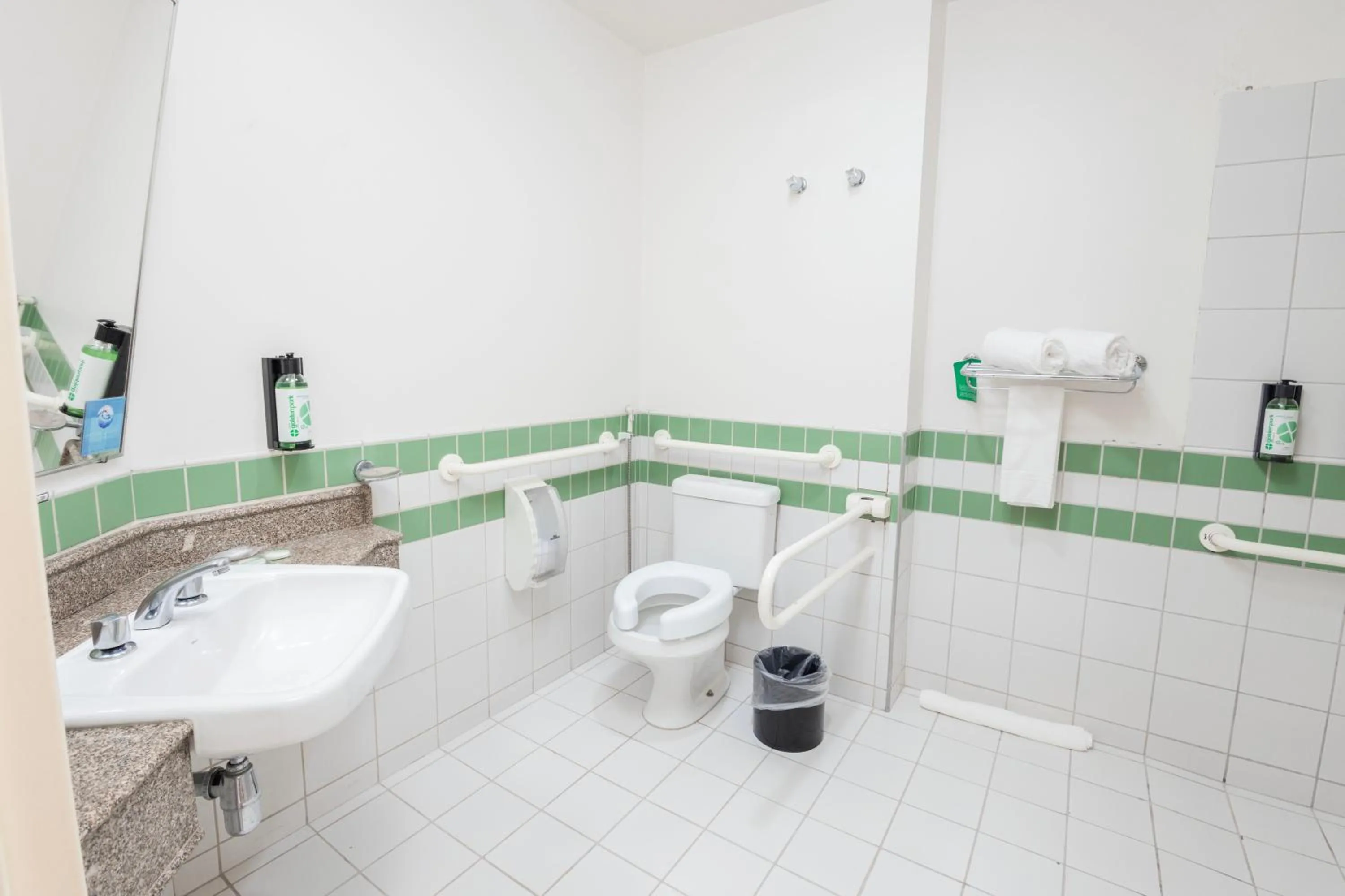 Shower in Hotel Golden Park Uberlandia By Nacional Inn