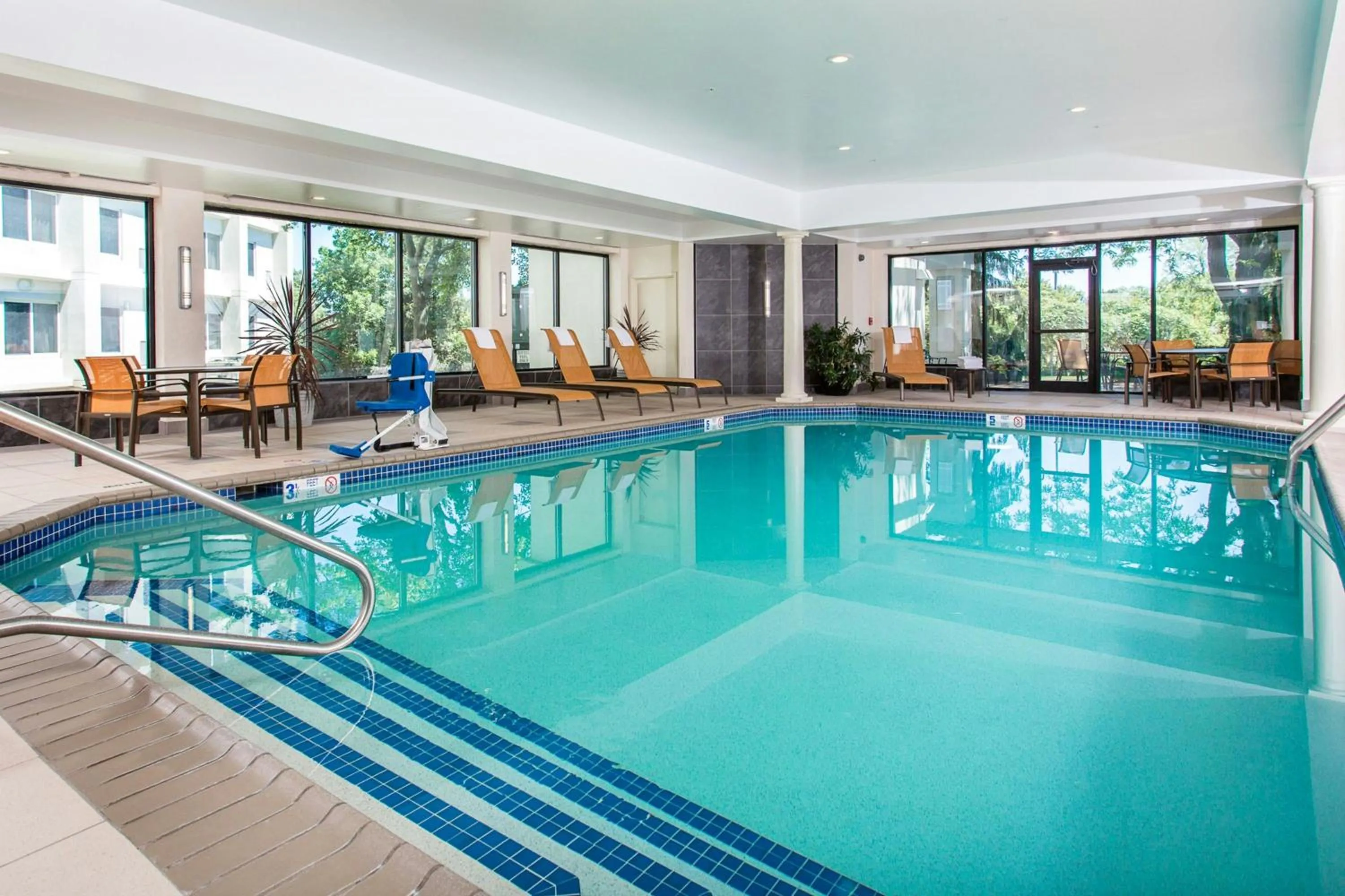 Swimming pool in Rochester Airport Marriott