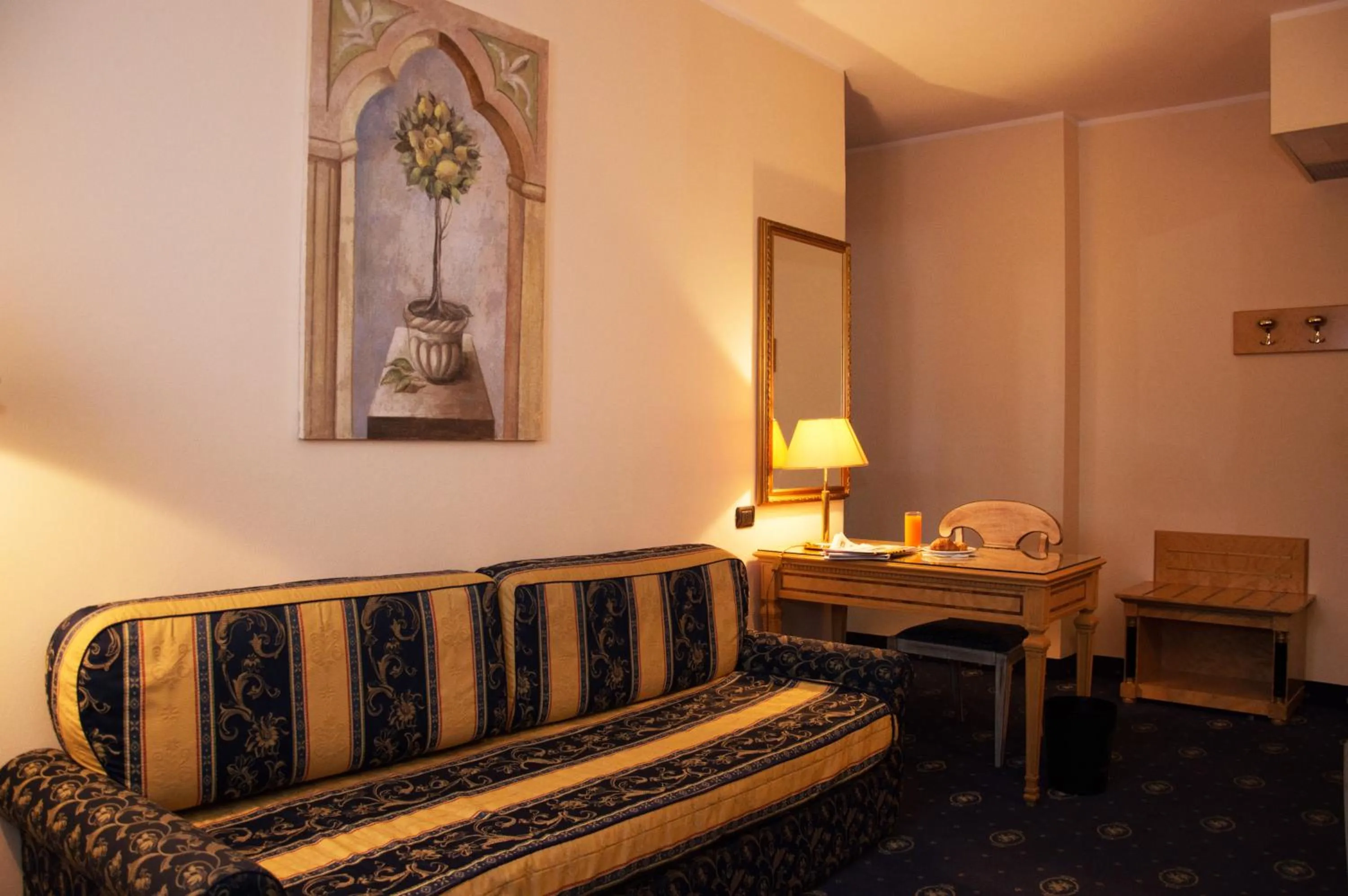 Living room, Bed in Hotel Visconti