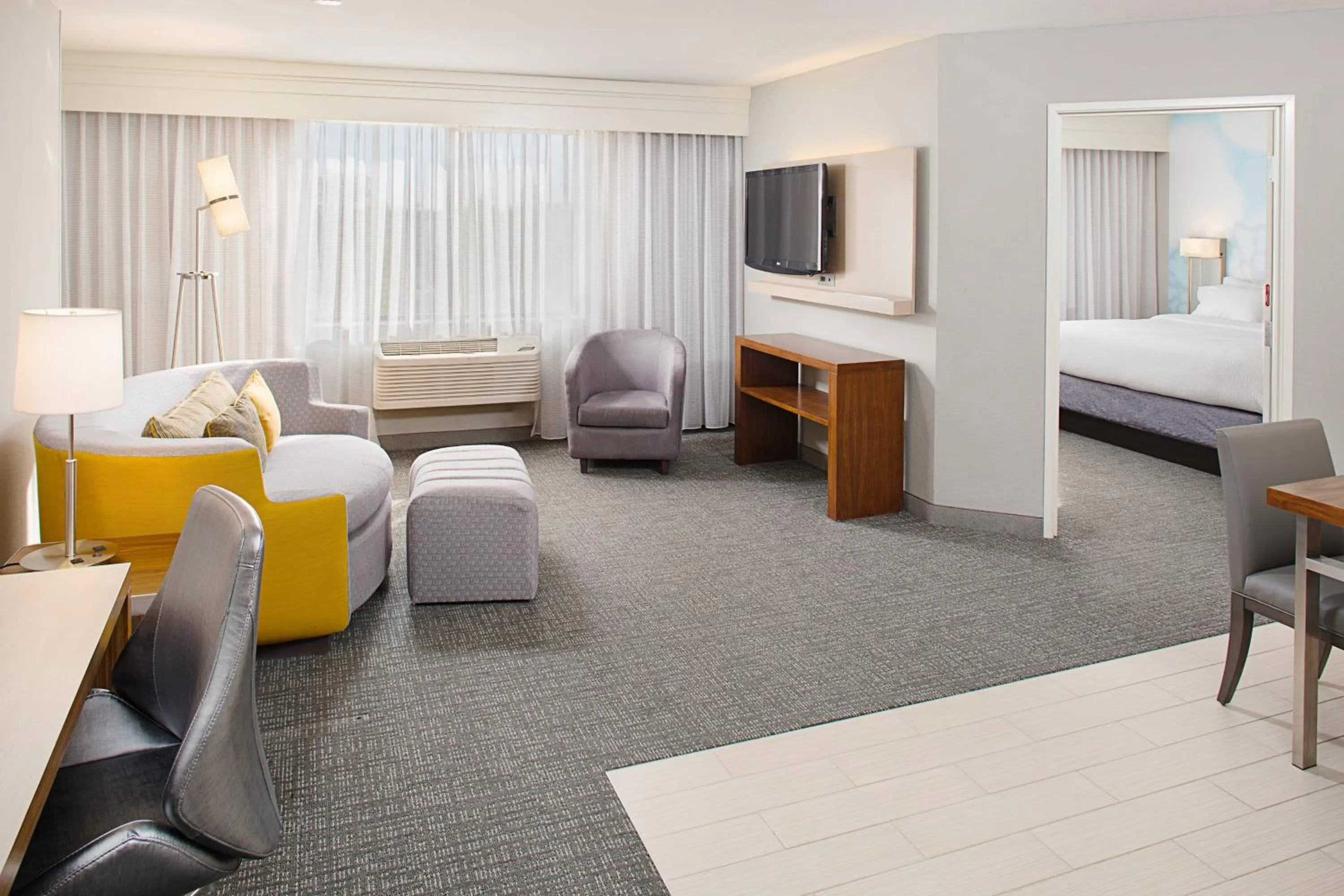 Living room, Bed in Courtyard by Marriott Sacramento Midtown