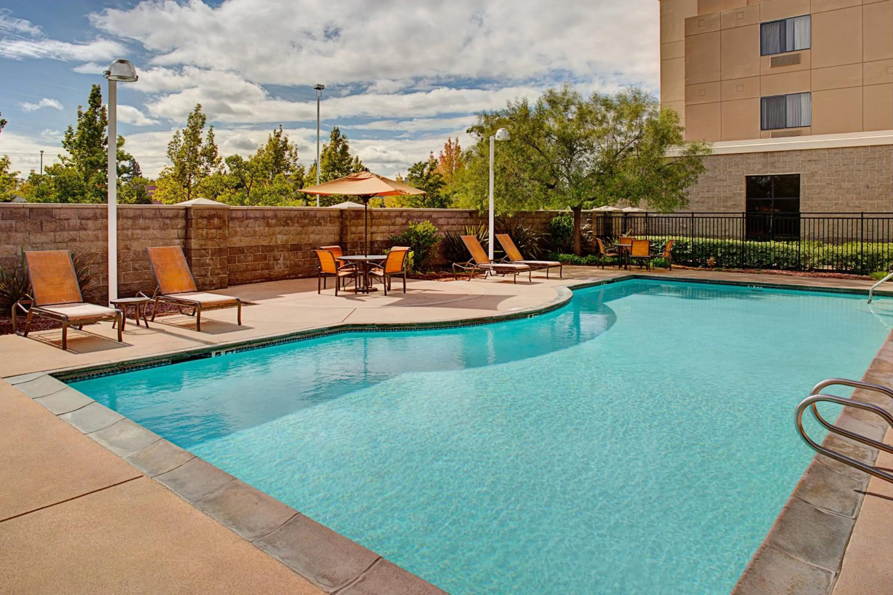 Swimming pool in Courtyard by Marriott Sacramento Midtown