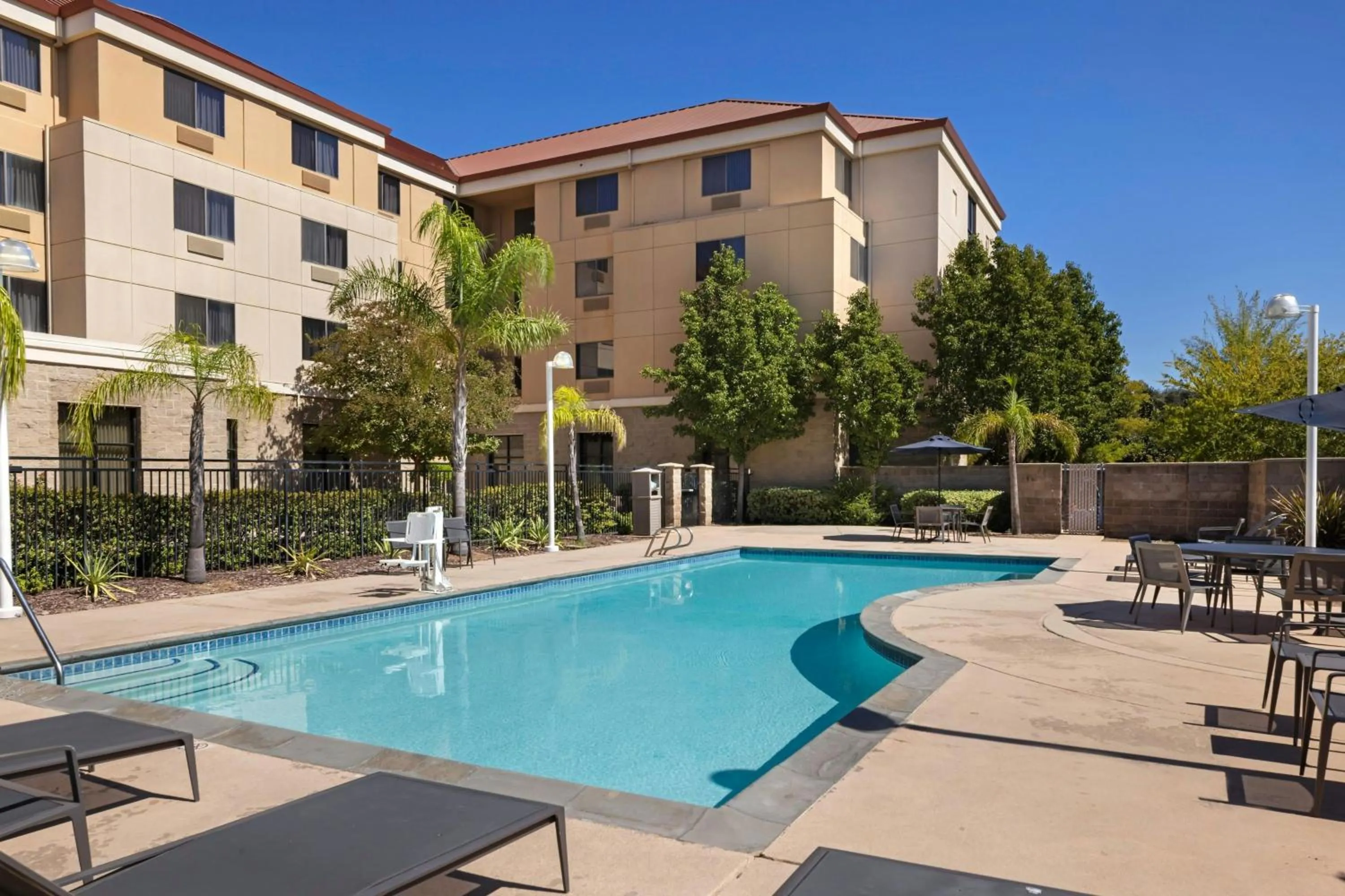 Swimming pool in Courtyard by Marriott Sacramento Midtown