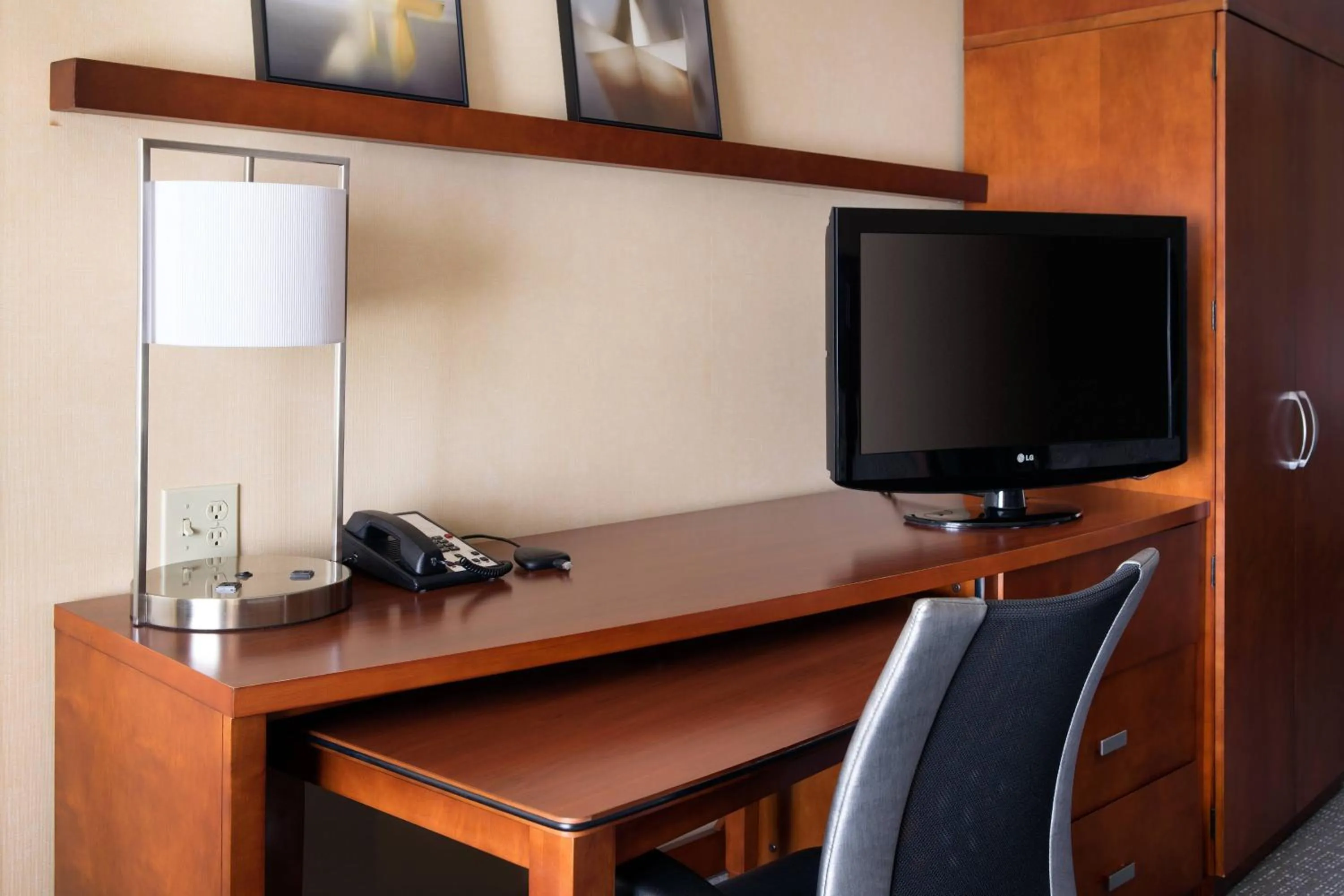 Photo of the whole room in Courtyard by Marriott Sacramento Cal Expo