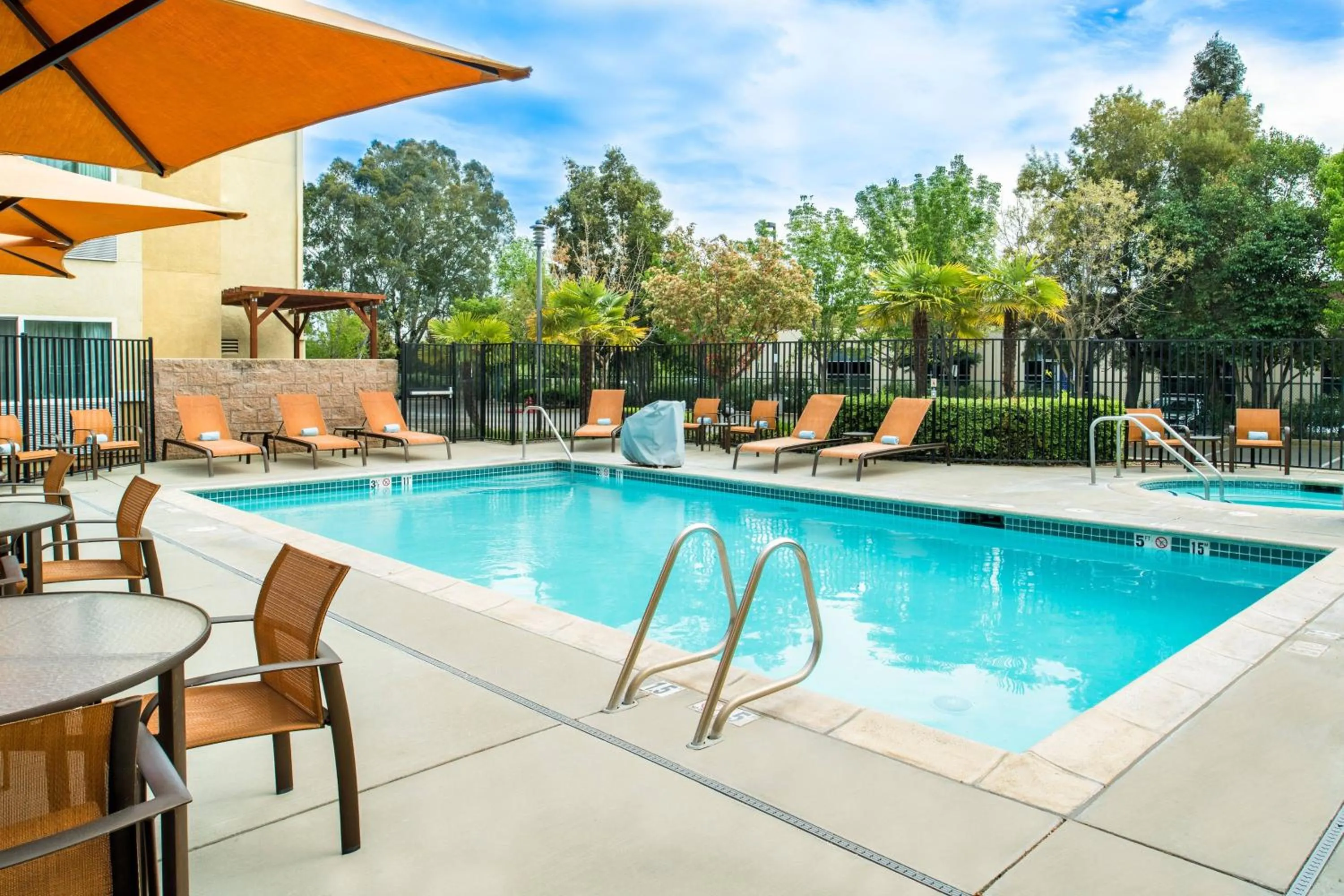 Swimming pool in Courtyard by Marriott Sacramento Cal Expo