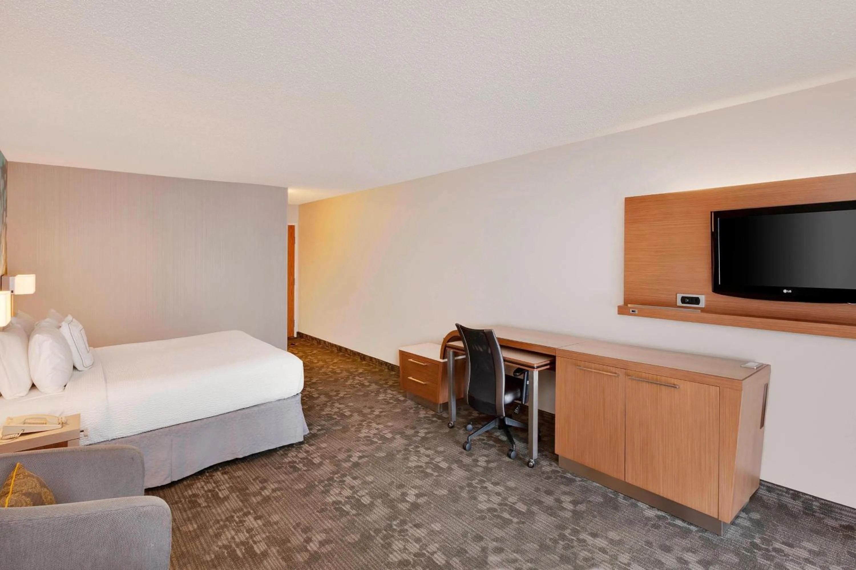 Photo of the whole room, Bed in Courtyard by Marriott San Antonio Airport/North Star Mall