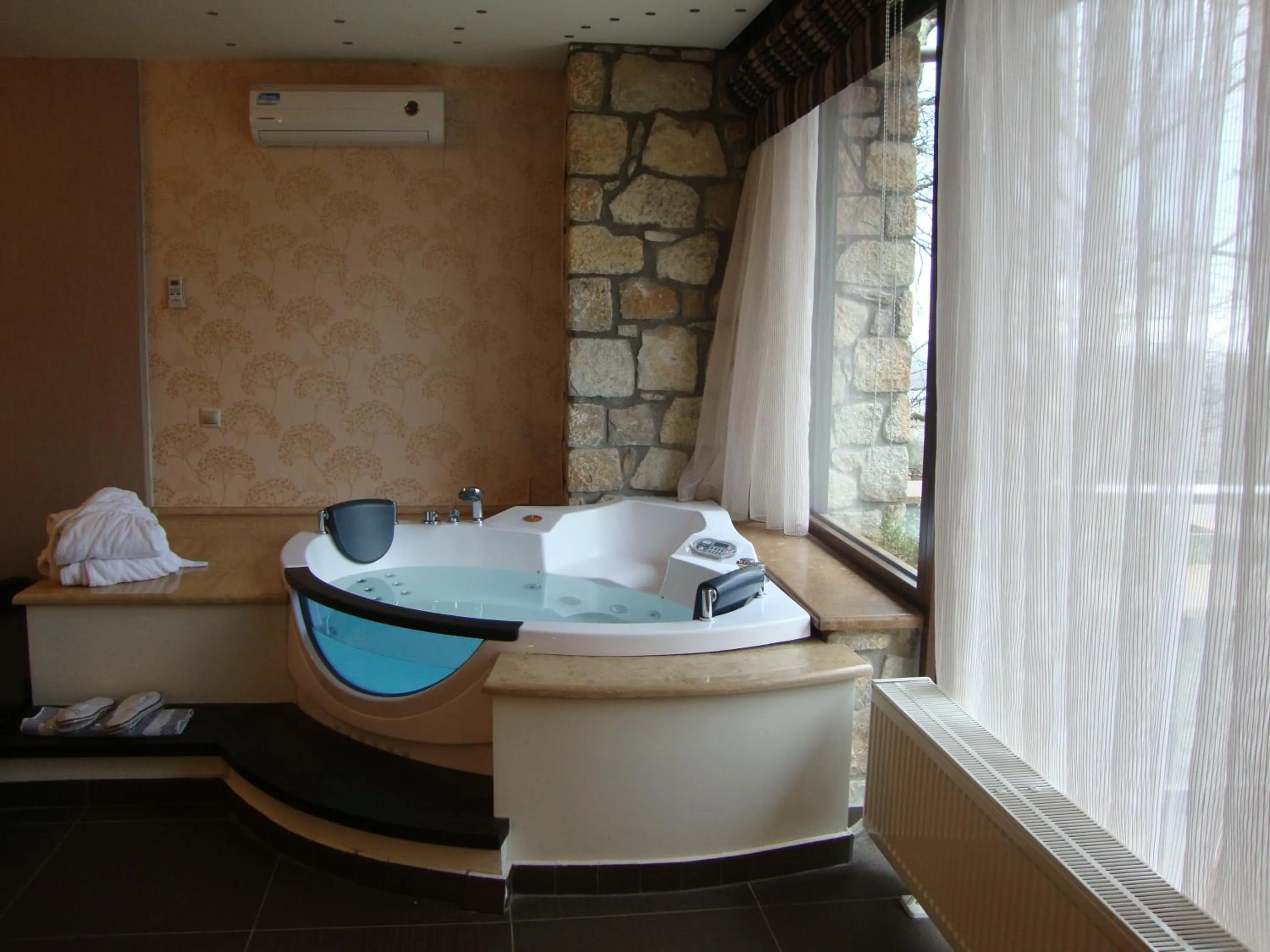 Hot Tub, Bed in Nymfes Hotel