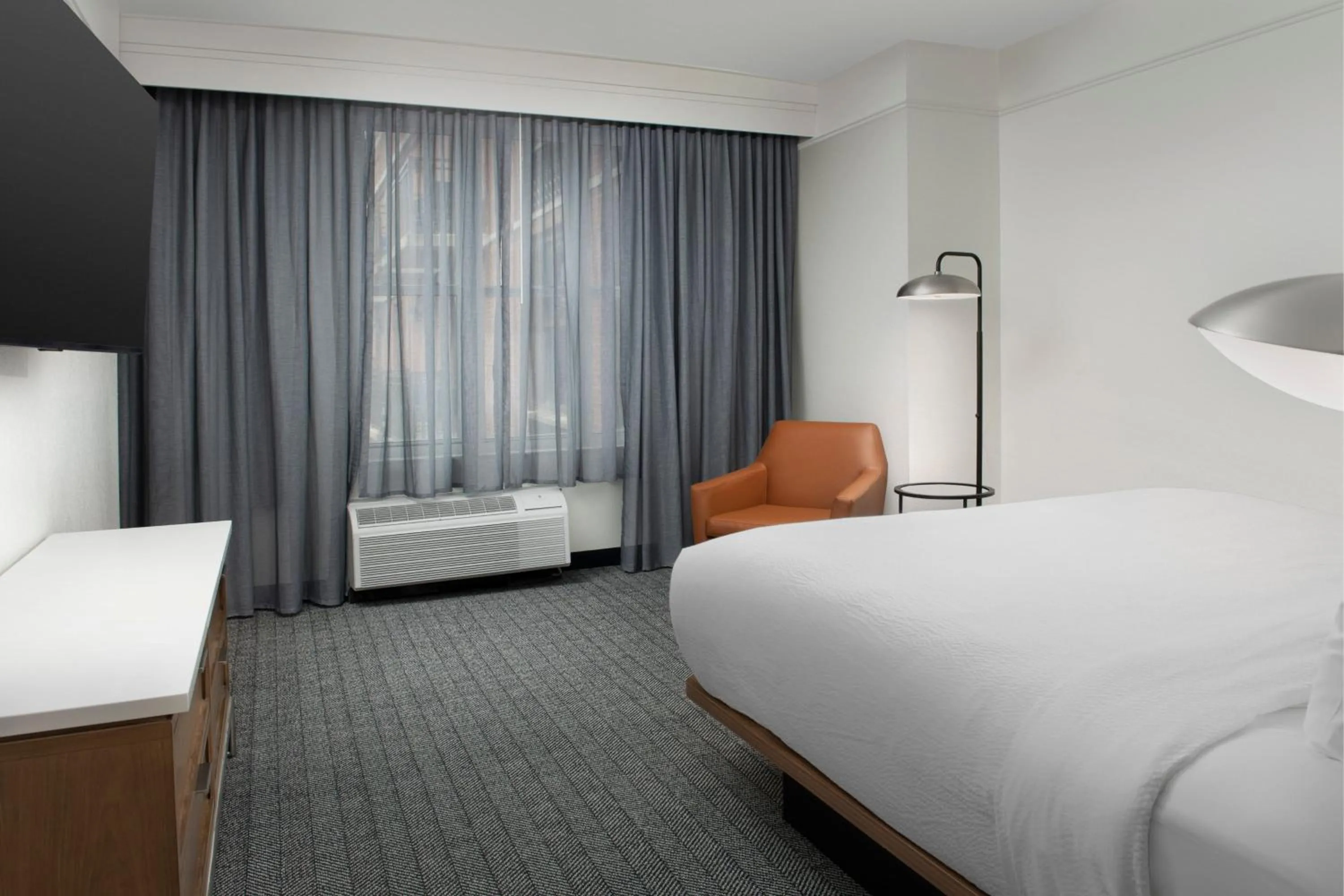 Bedroom, Bed in Courtyard by Marriott Savannah Downtown - Historic District