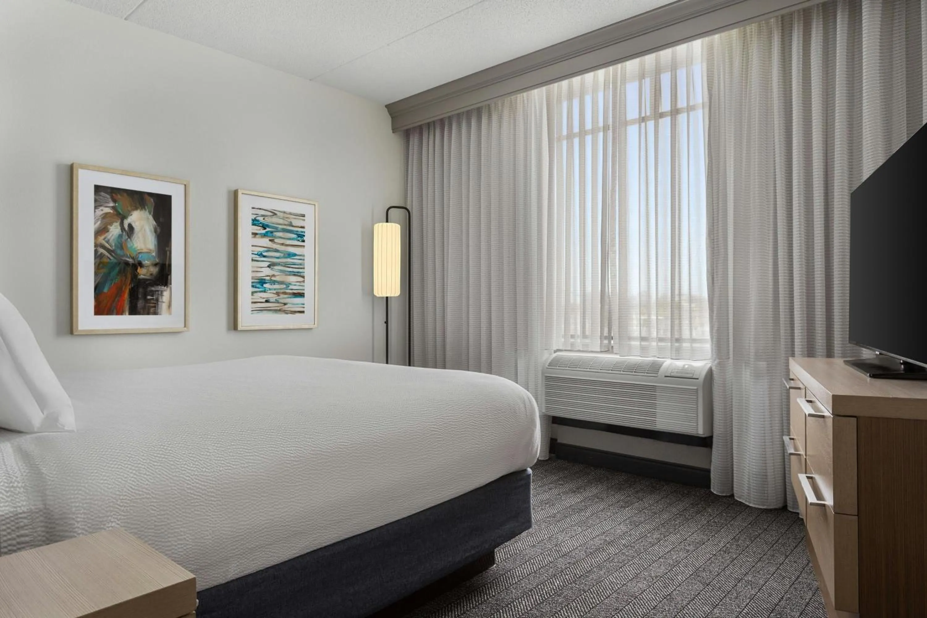 Bedroom, Bed in Courtyard Louisville Airport