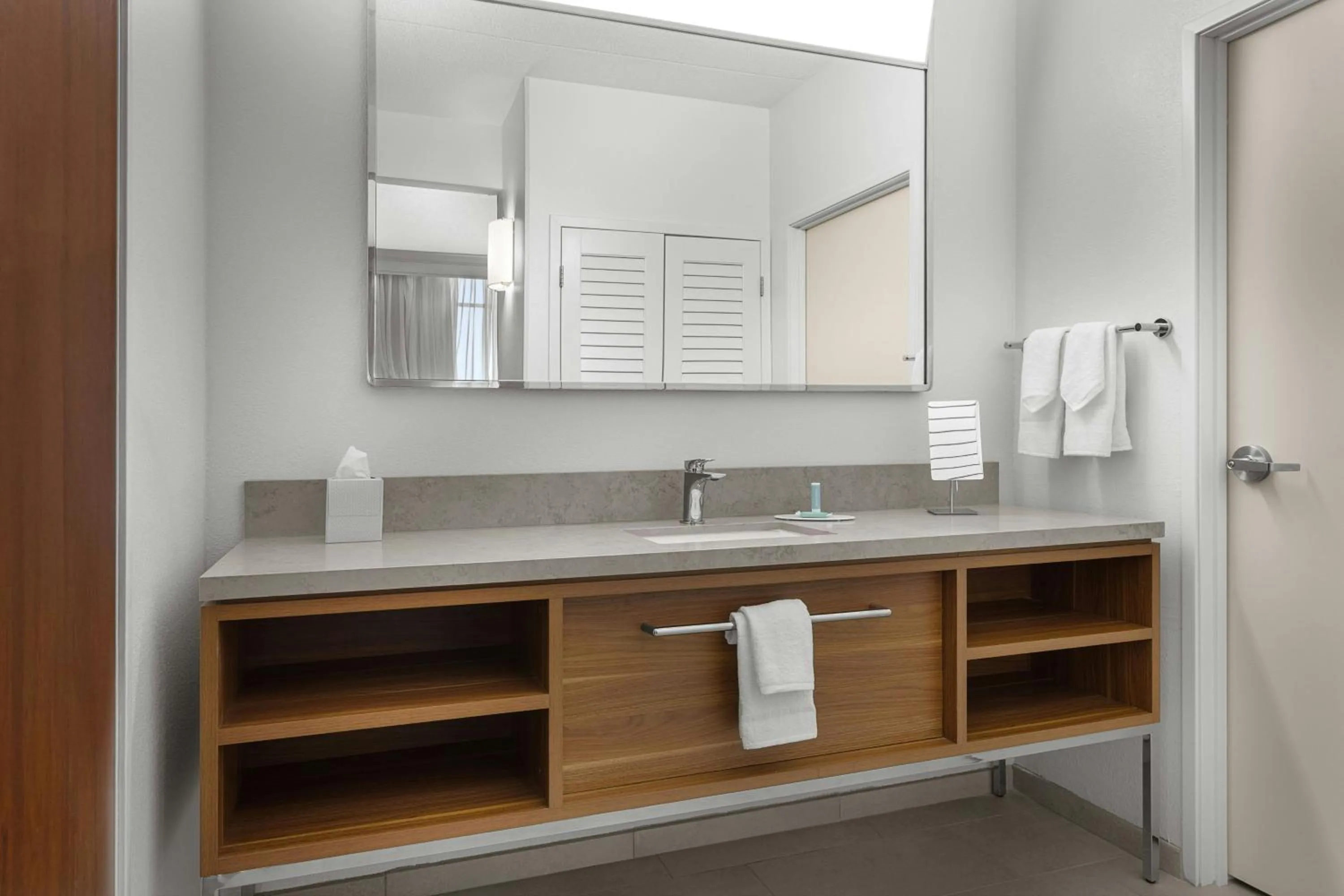 Bedroom in Courtyard Louisville Airport