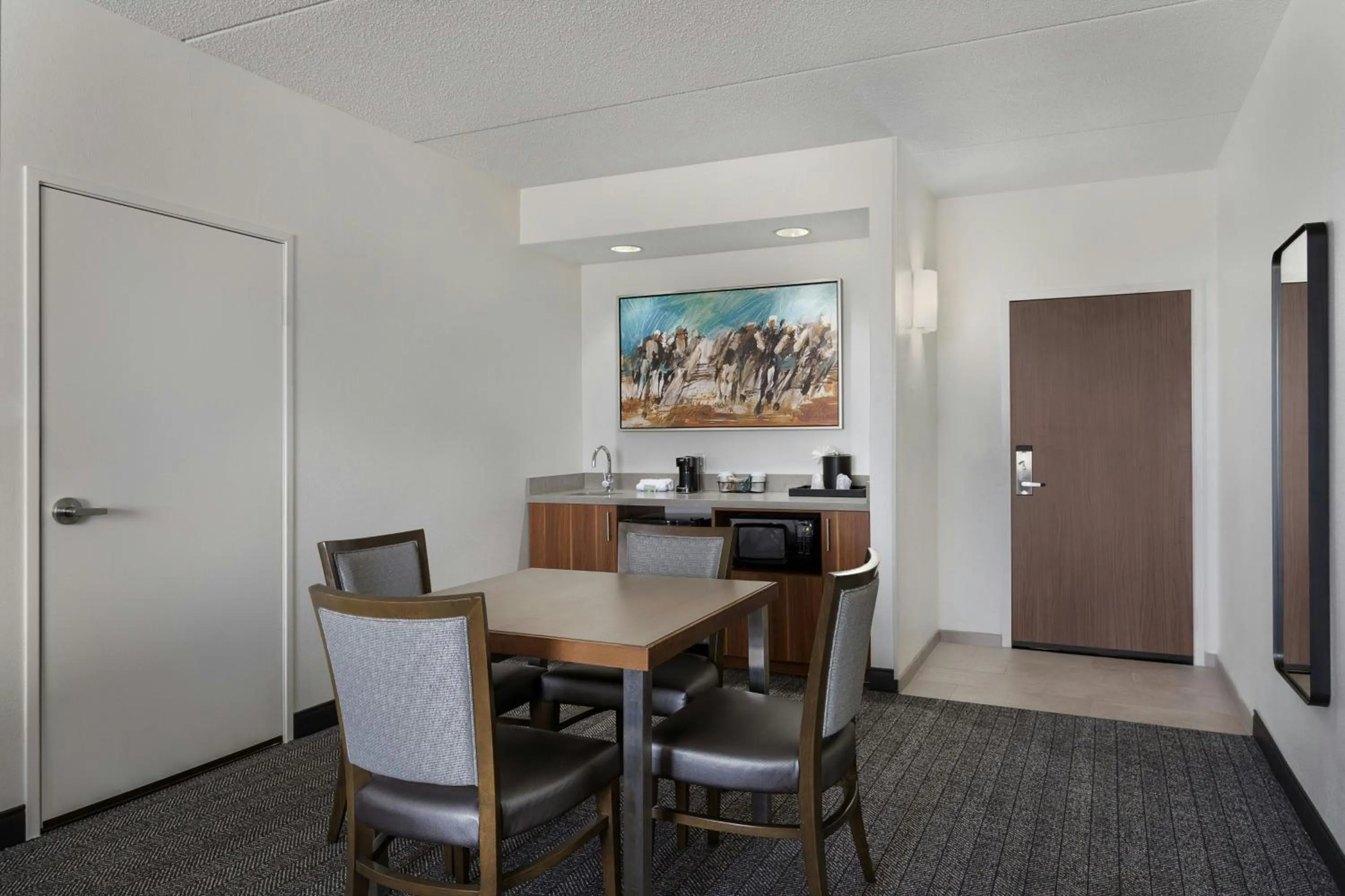 Kitchen or kitchenette in Courtyard Louisville Airport