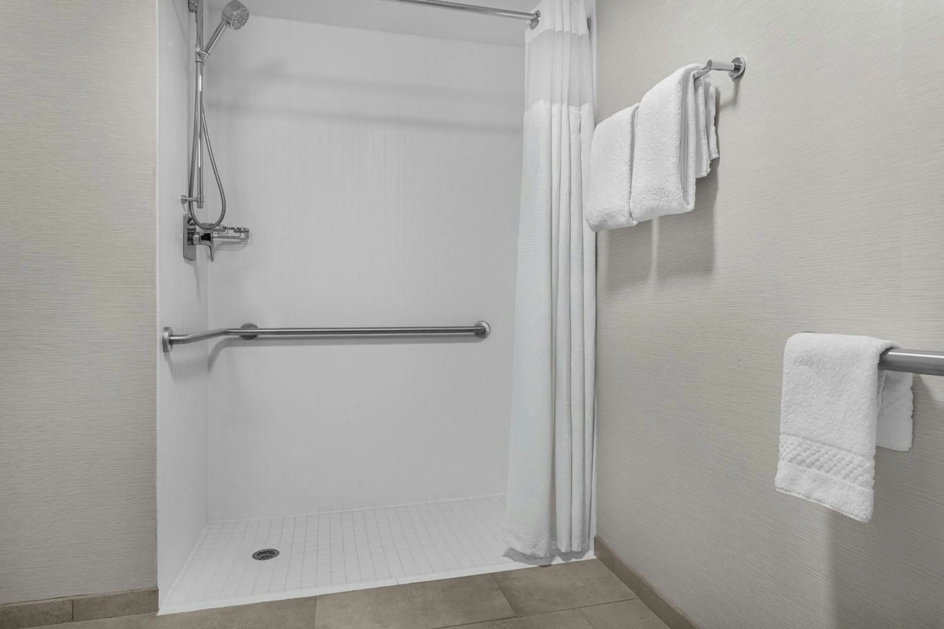 Bathroom in Courtyard Louisville Airport