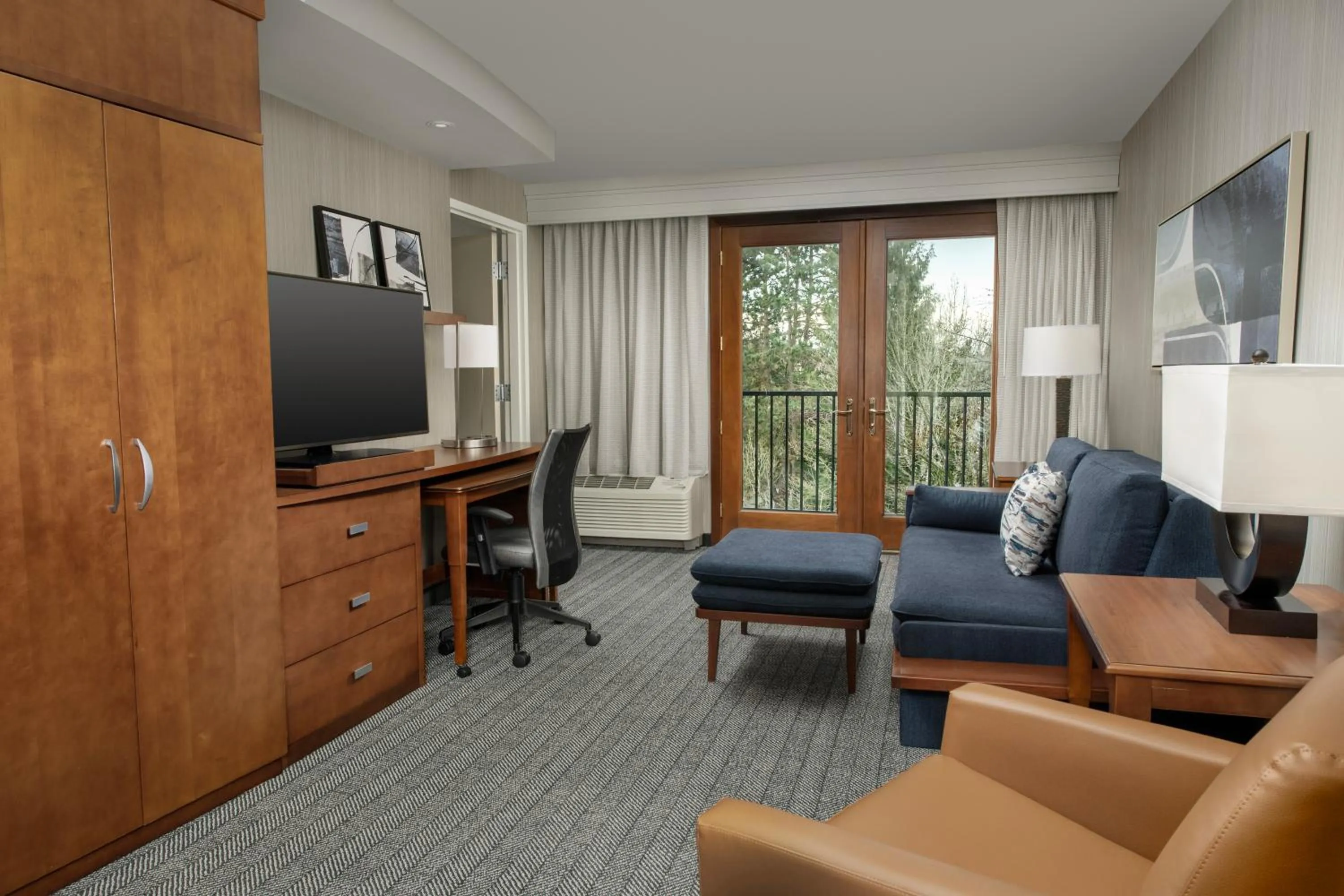 Living room in Courtyard by Marriott Seattle Kirkland