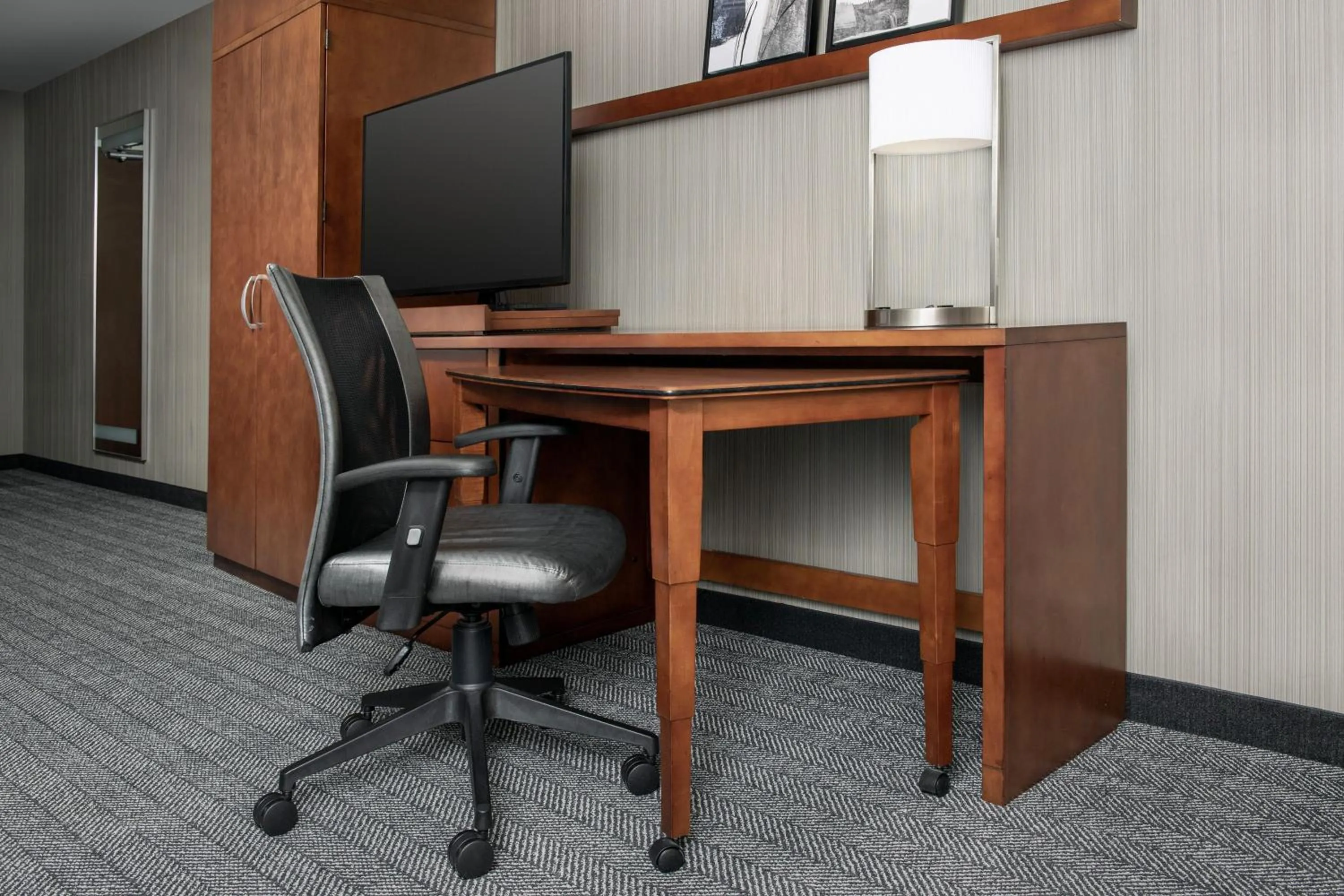 Photo of the whole room in Courtyard by Marriott Seattle Kirkland