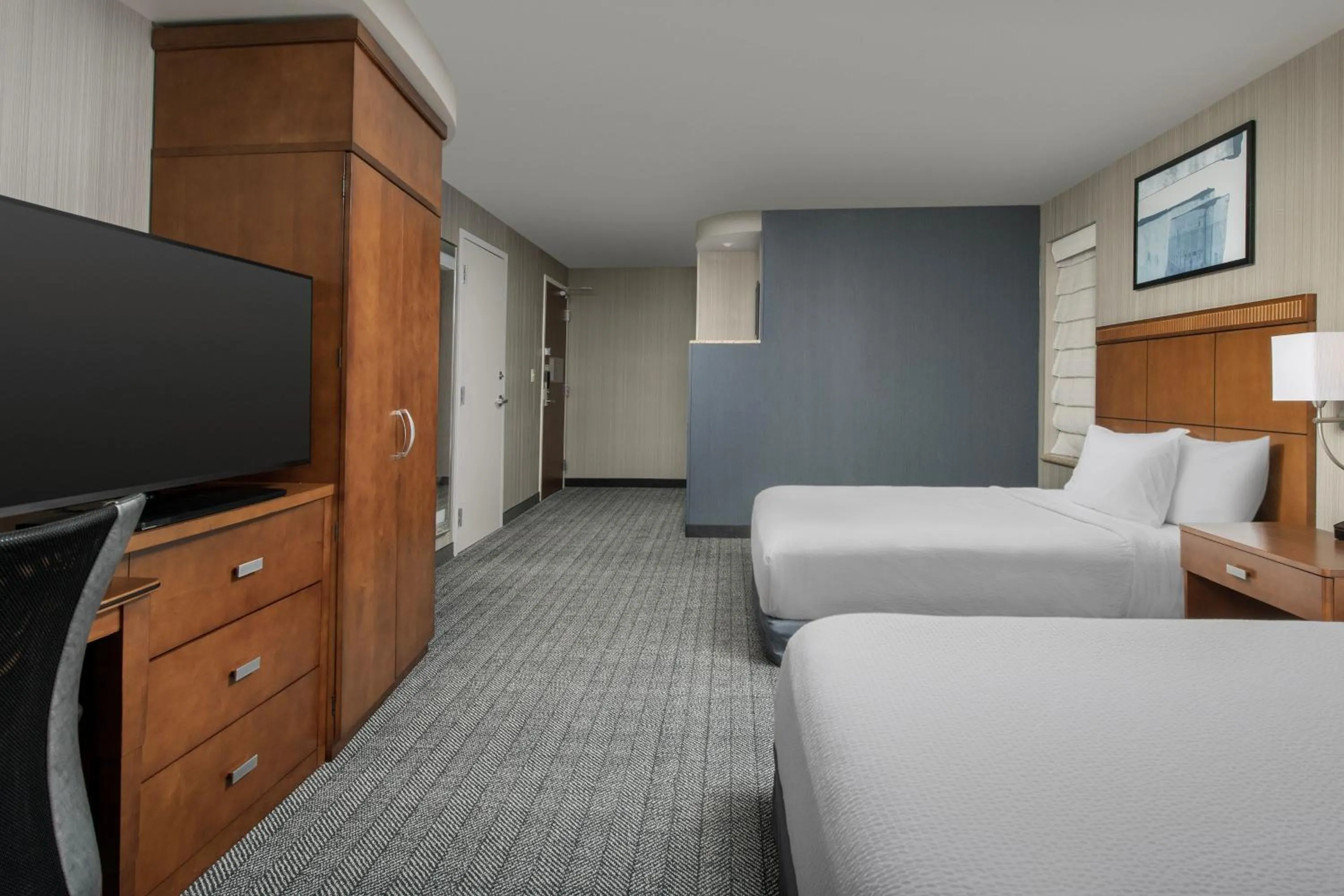 Photo of the whole room, Bed in Courtyard by Marriott Seattle Kirkland