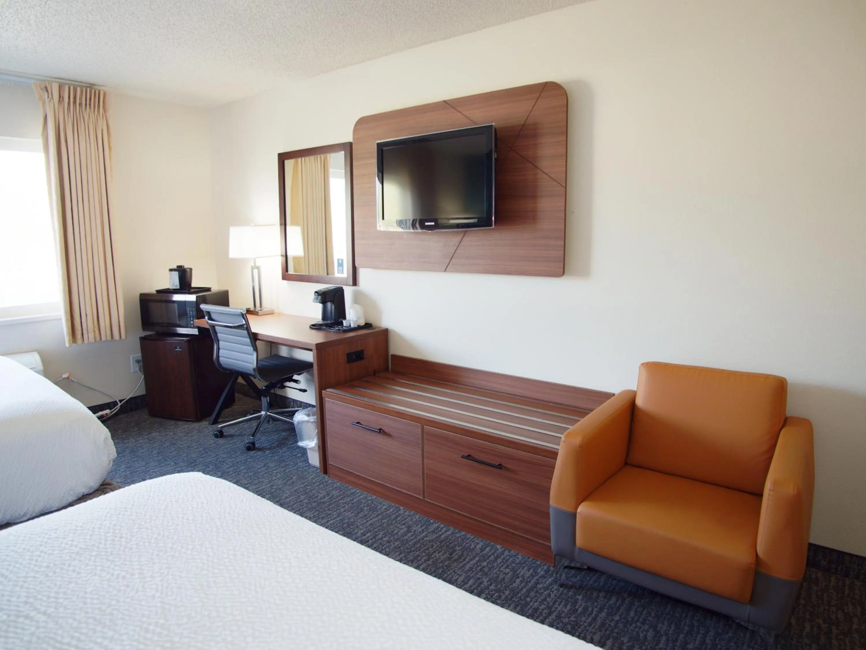 Communal lounge/ TV room, Bed in Ramada by Wyndham Coeur d'Alene