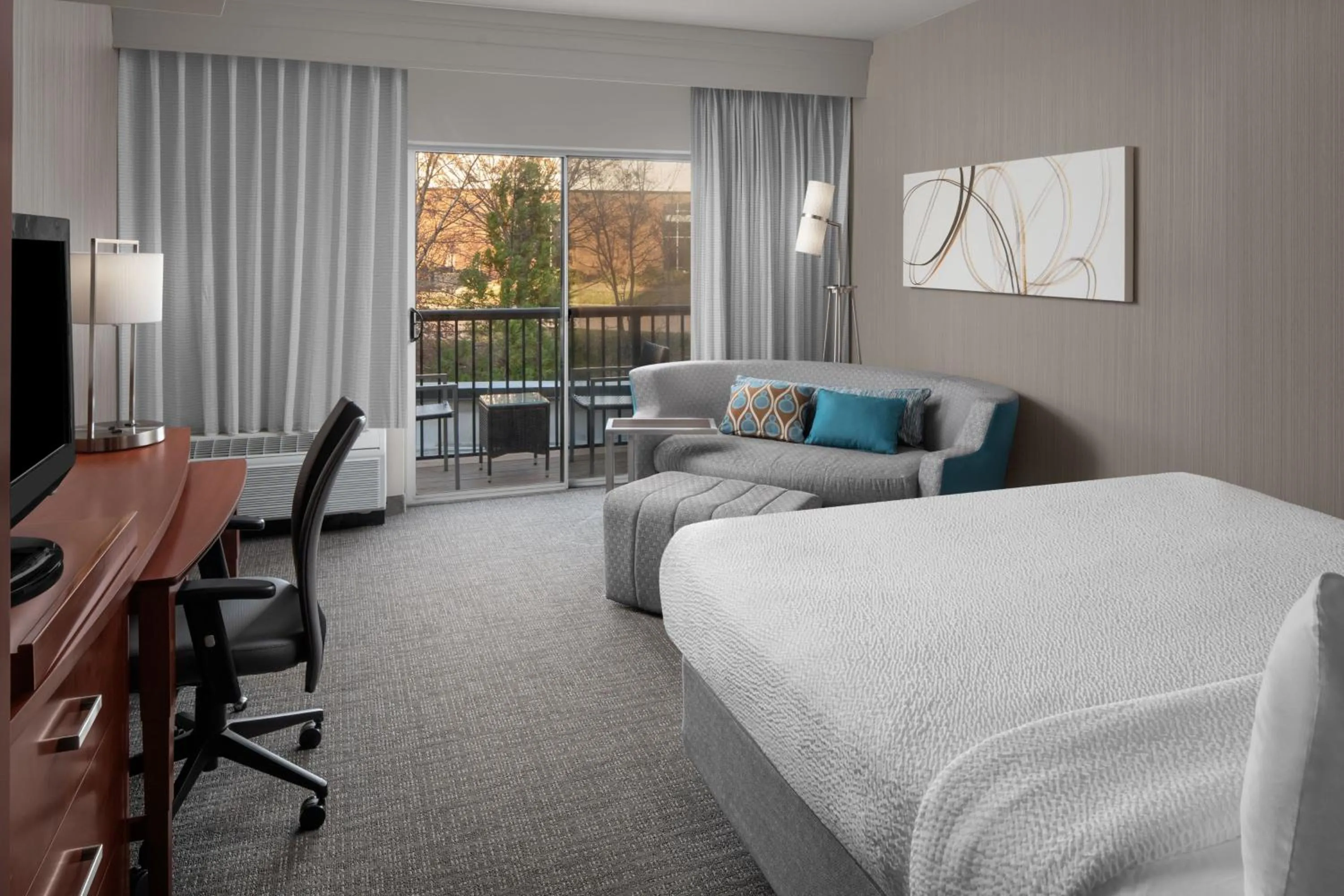 Photo of the whole room, Bed in Courtyard by Marriott Raleigh North/Triangle Town Center