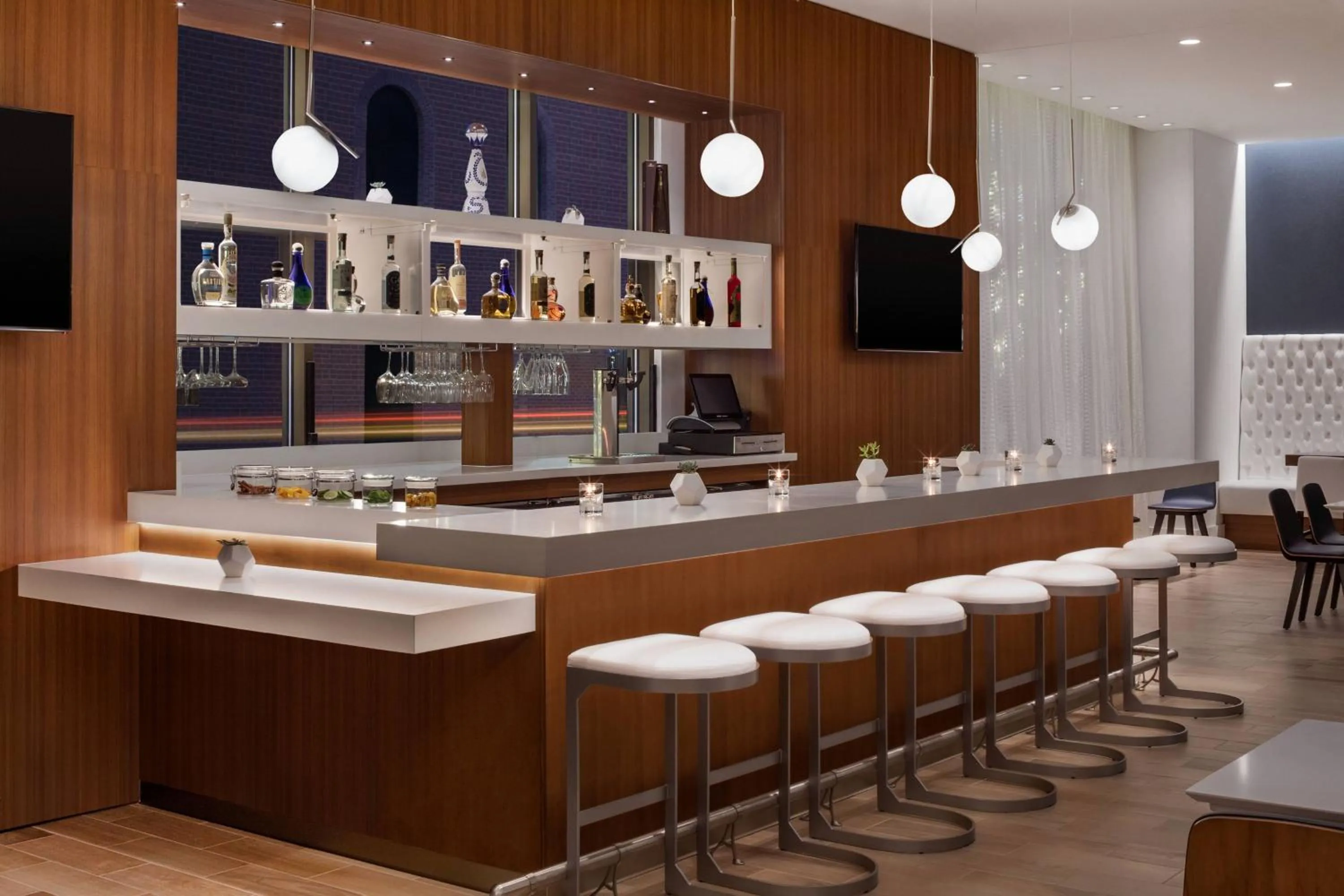 Lounge or bar in Courtyard by Marriott Stamford Downtown