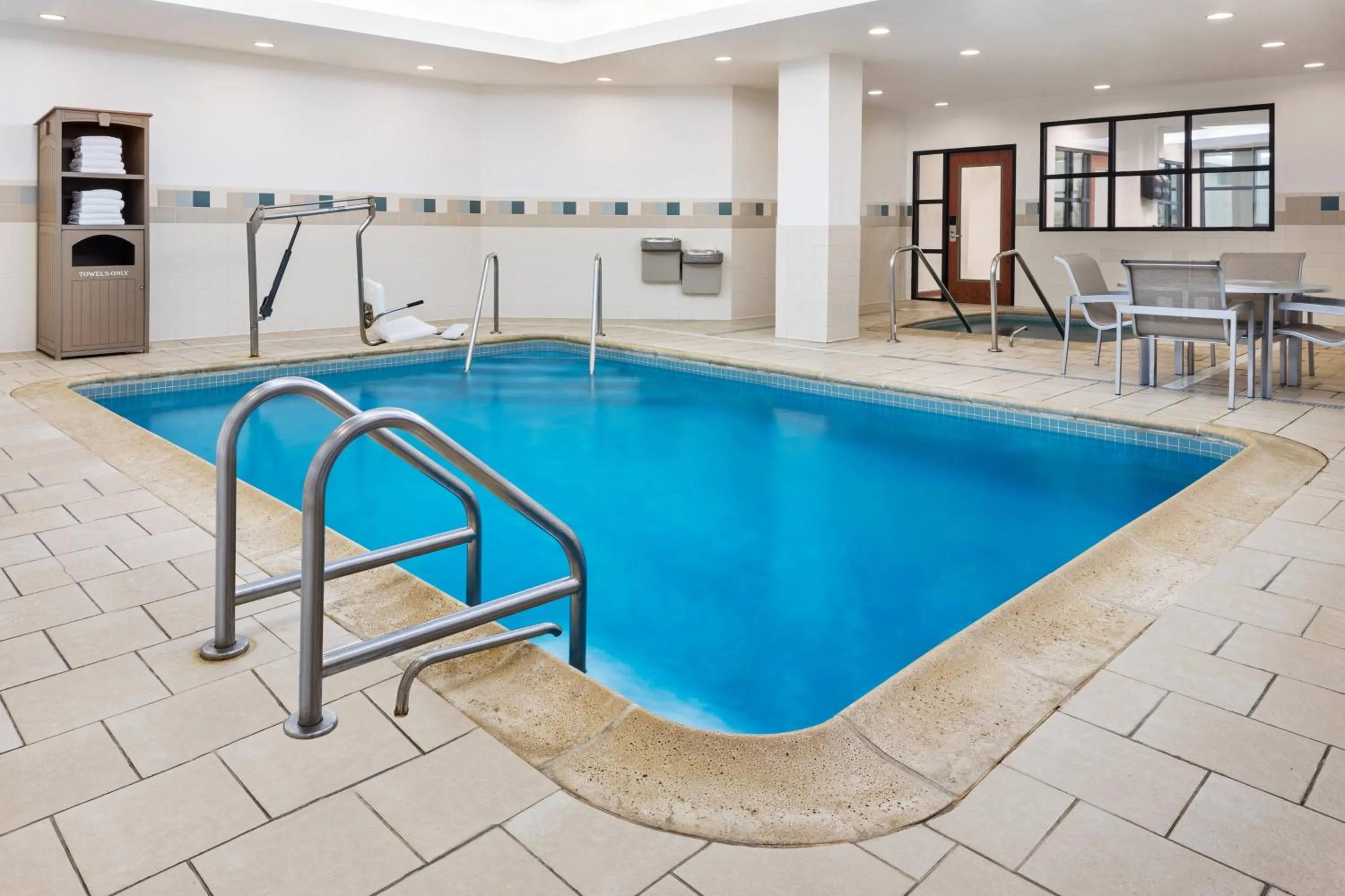 Swimming pool in Courtyard by Marriott Stamford Downtown