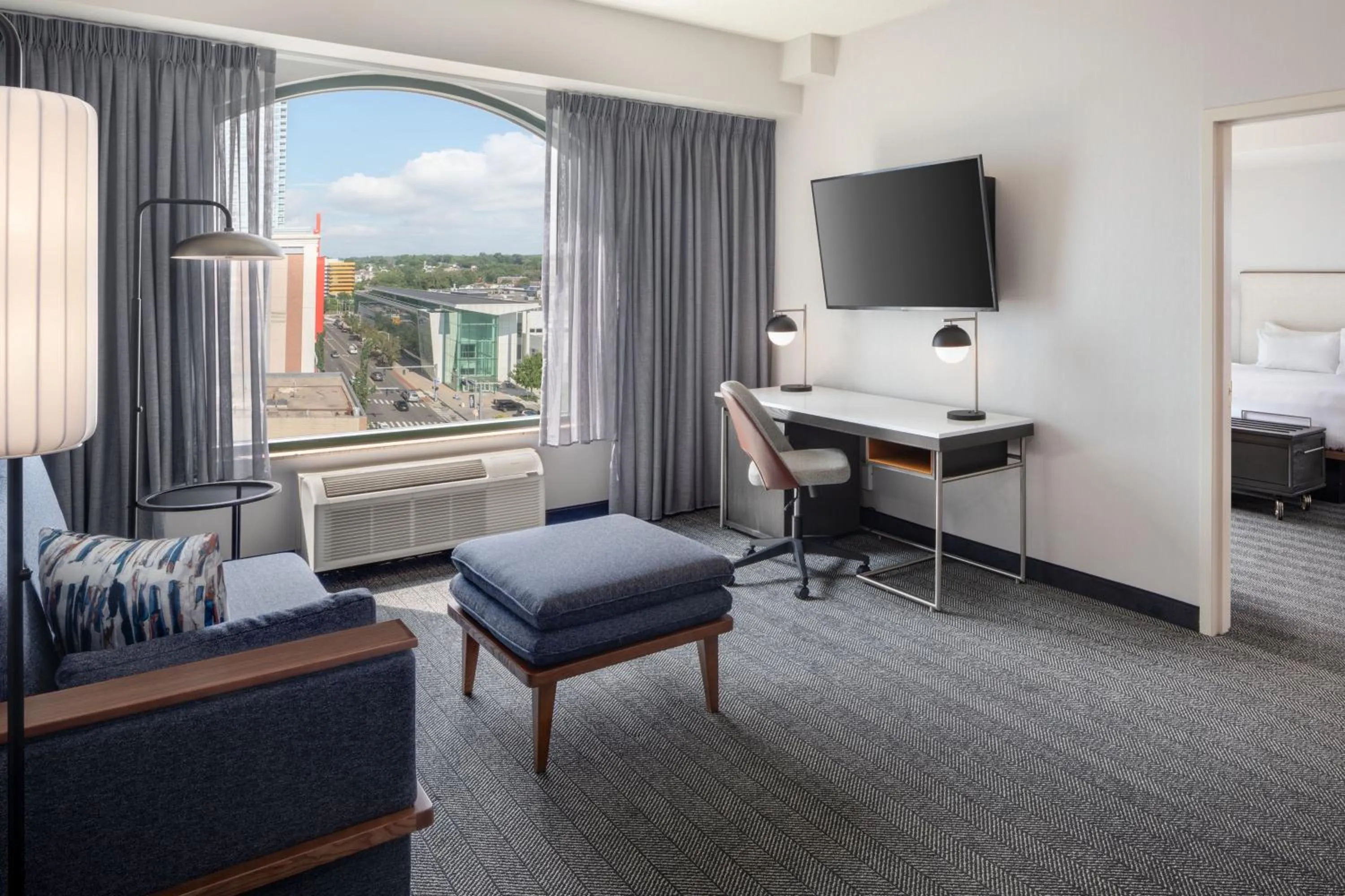 Photo of the whole room, Bed in Courtyard by Marriott Stamford Downtown