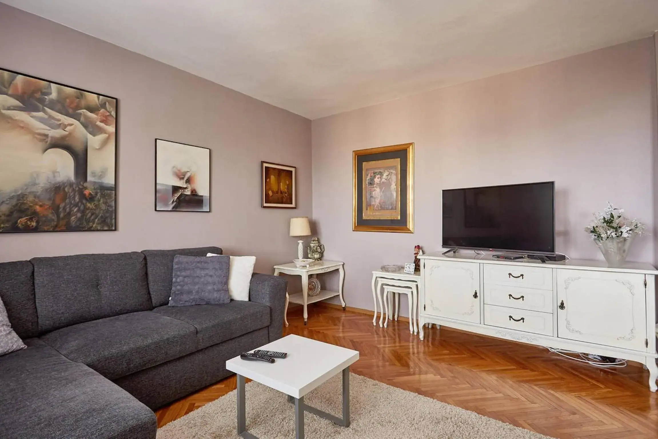 Spacious modern apartment in peaceful neighborhood Spacious modern apartment in peaceful neighborhood
