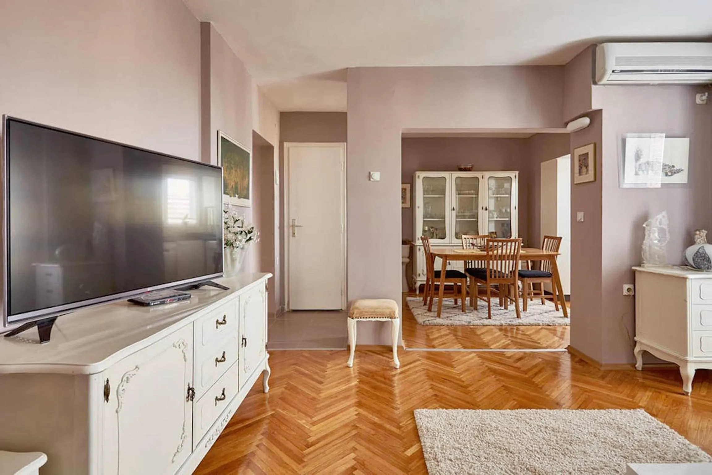 Spacious modern apartment in peaceful neighborhood