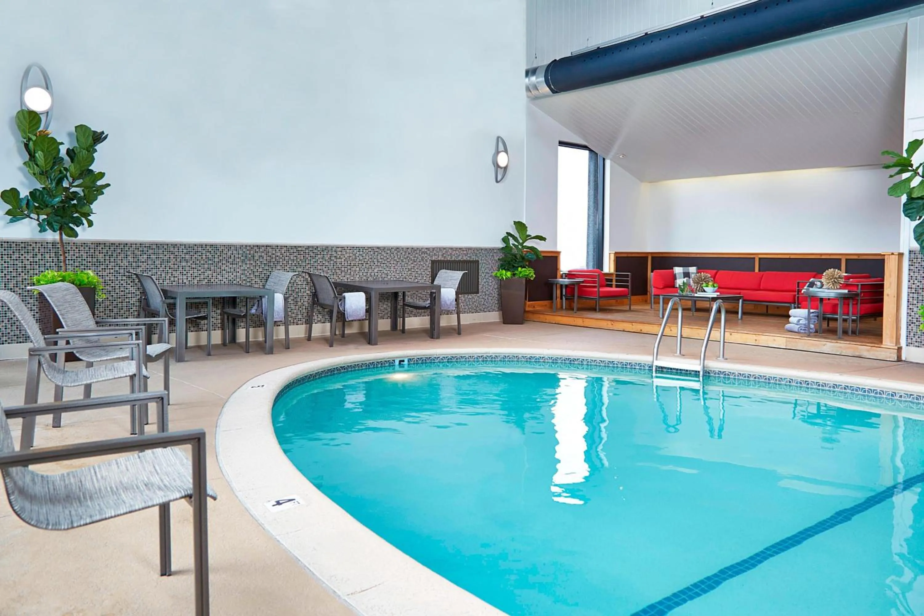 Swimming pool in Renaissance St. Louis Airport Hotel