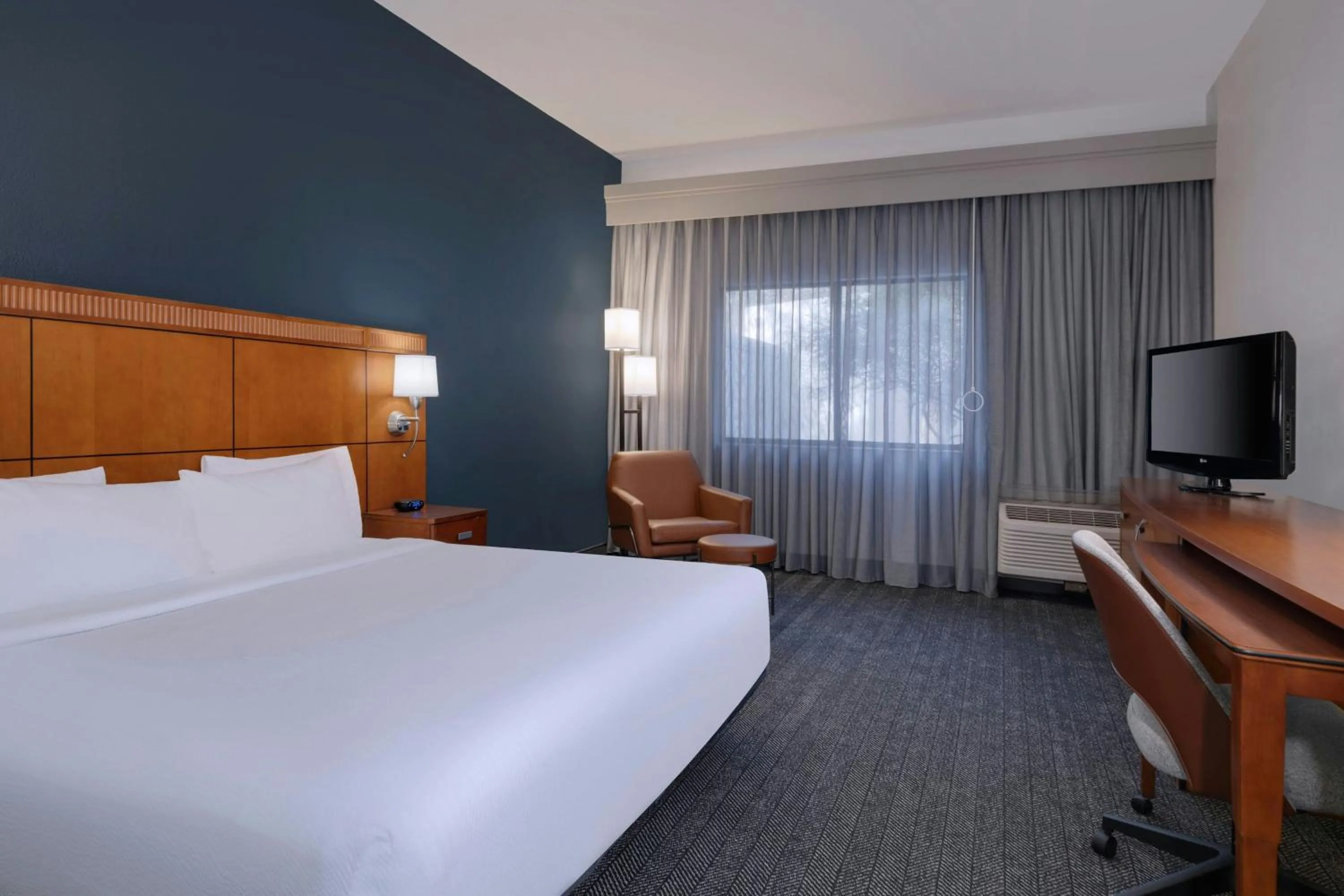 Photo of the whole room, Bed in Courtyard Tampa North / I-75 Fletcher