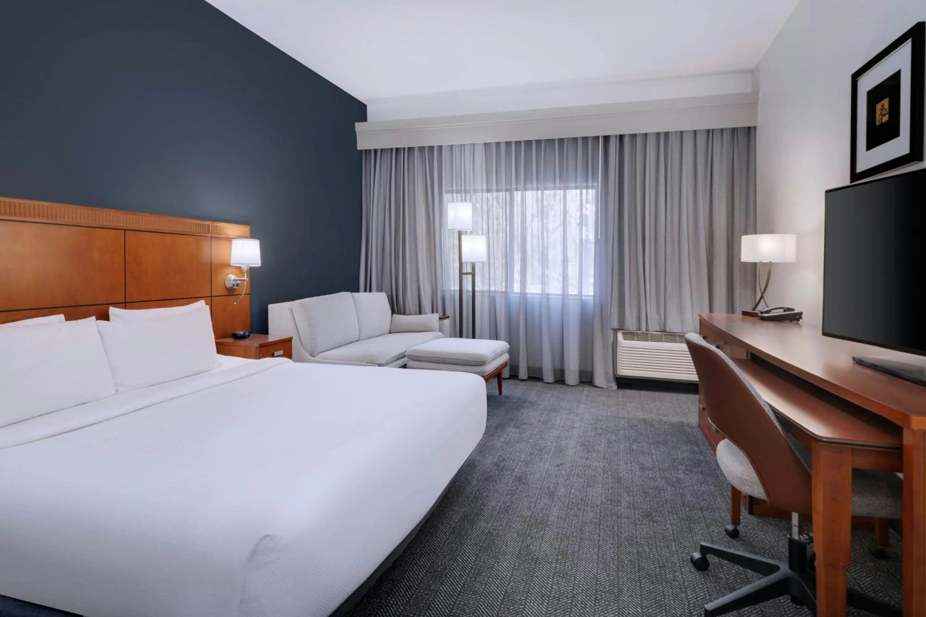 Photo of the whole room, Bed in Courtyard Tampa North / I-75 Fletcher