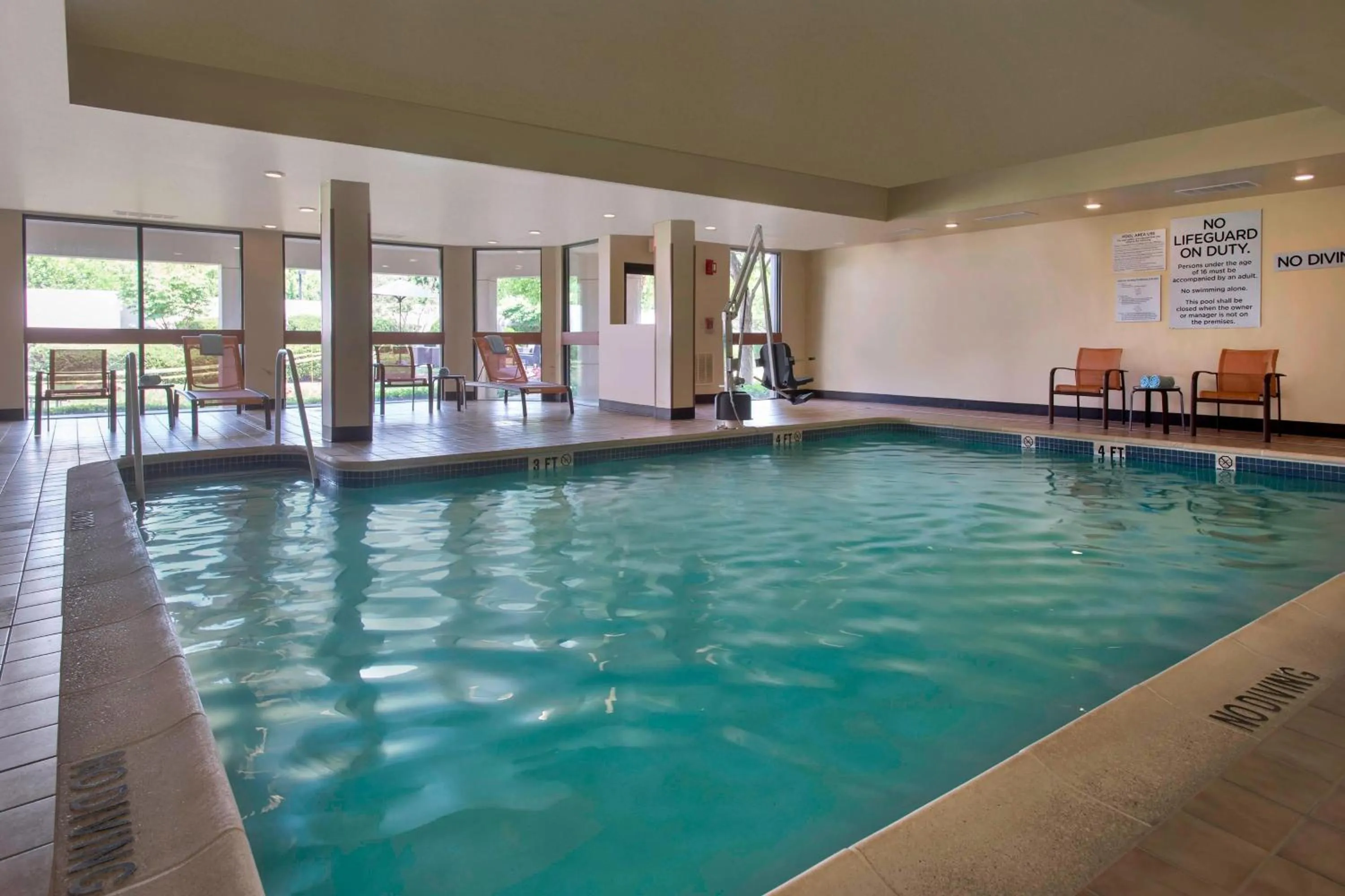 Swimming pool in Courtyard by Marriott Princeton