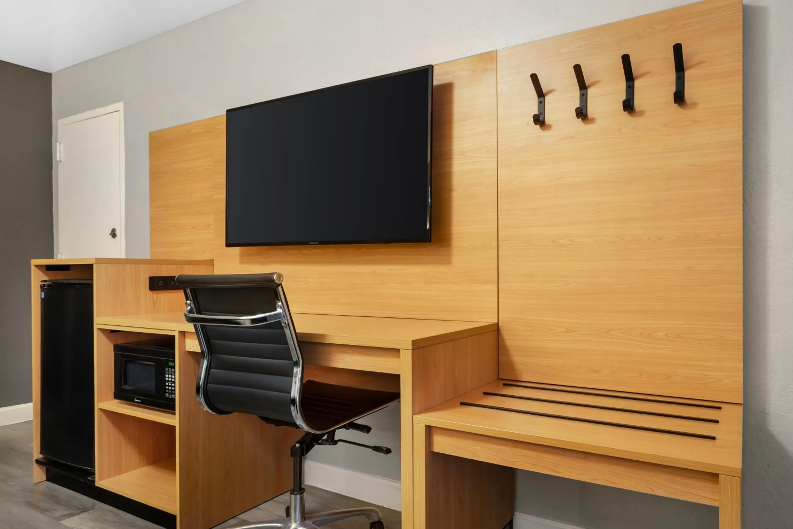 TV and multimedia in Quality Inn and Conference Center Tampa-Brandon