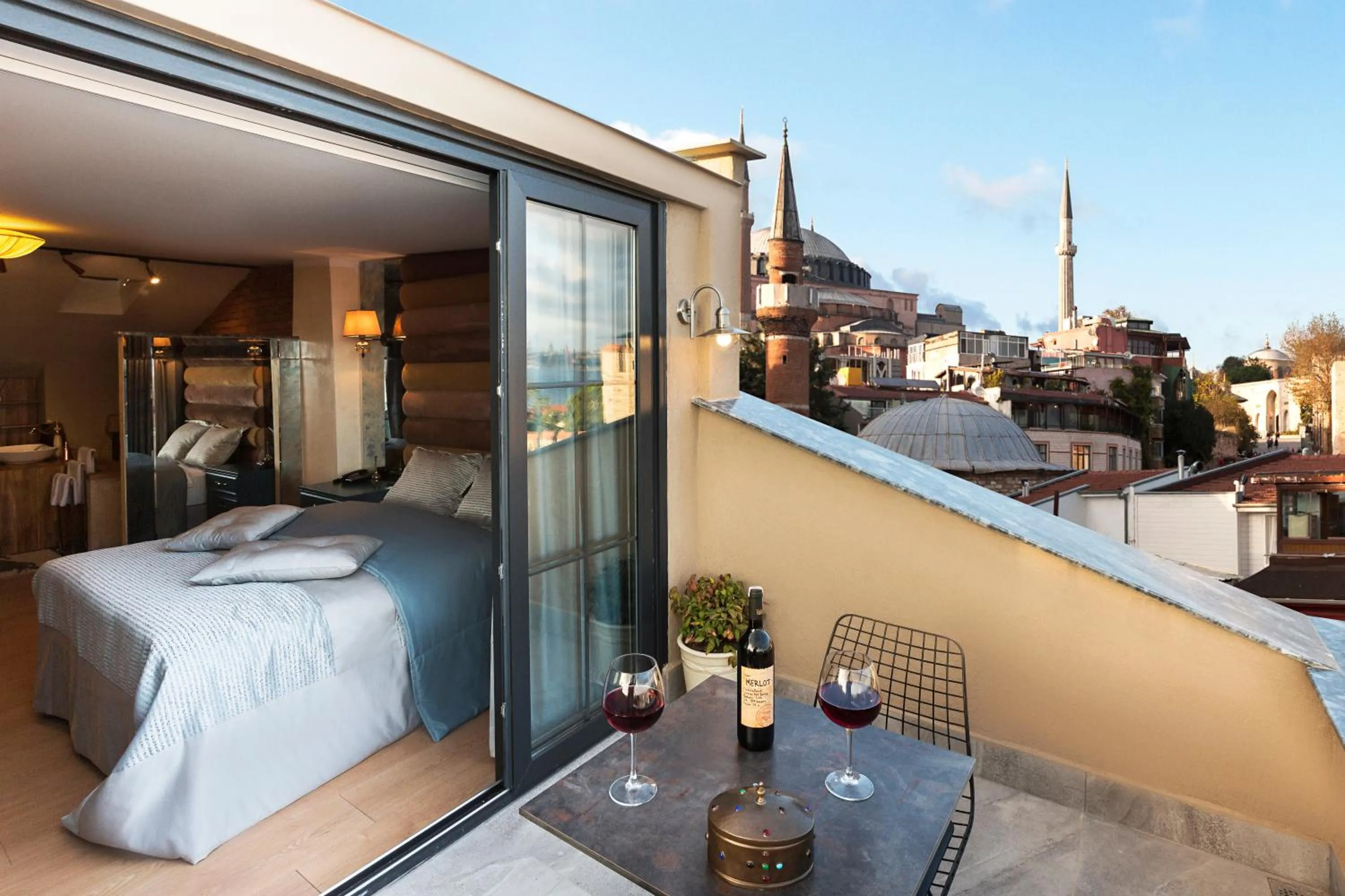 Bed in Sublime Porte Hotel