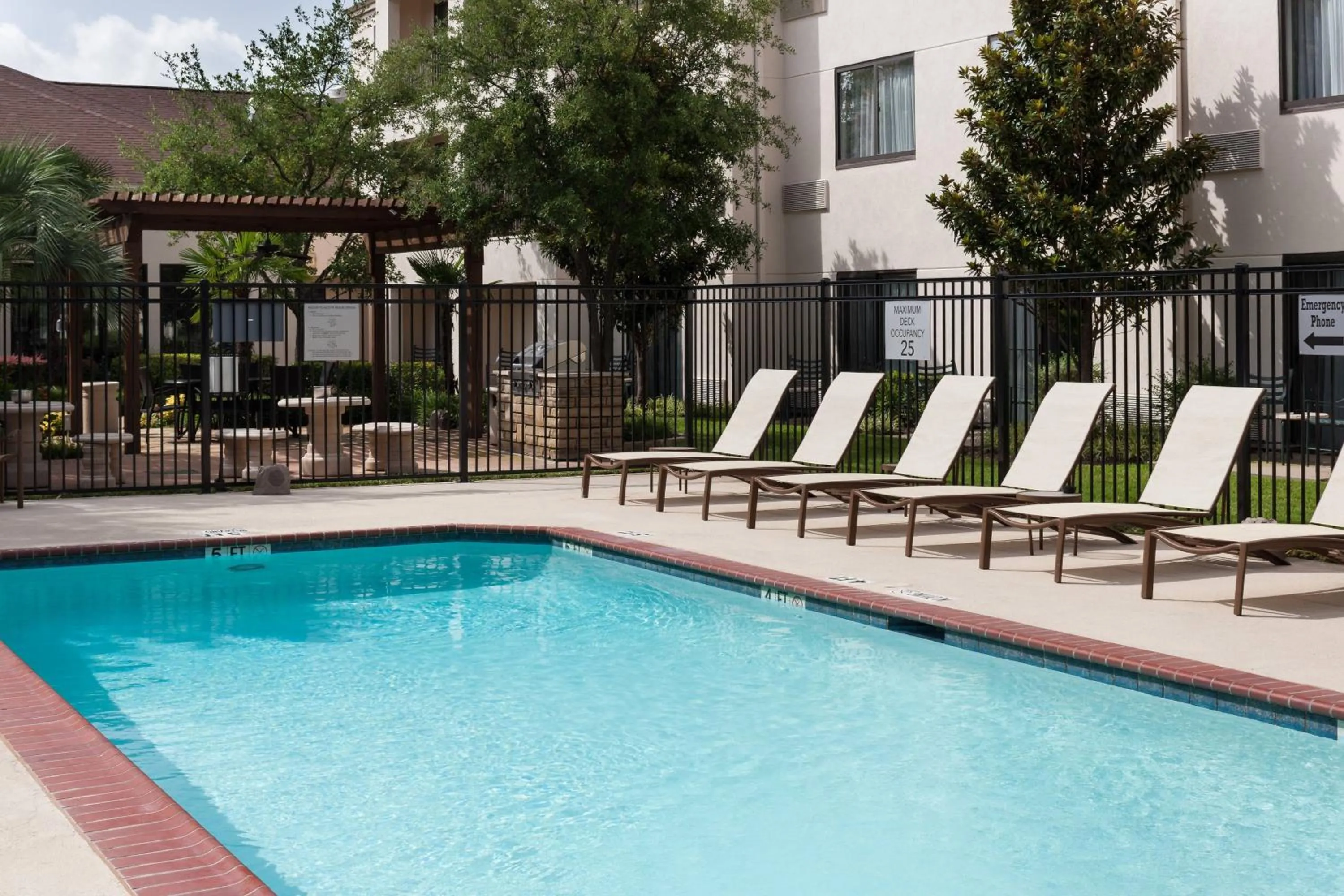 Swimming pool in Courtyard by Marriott Waco