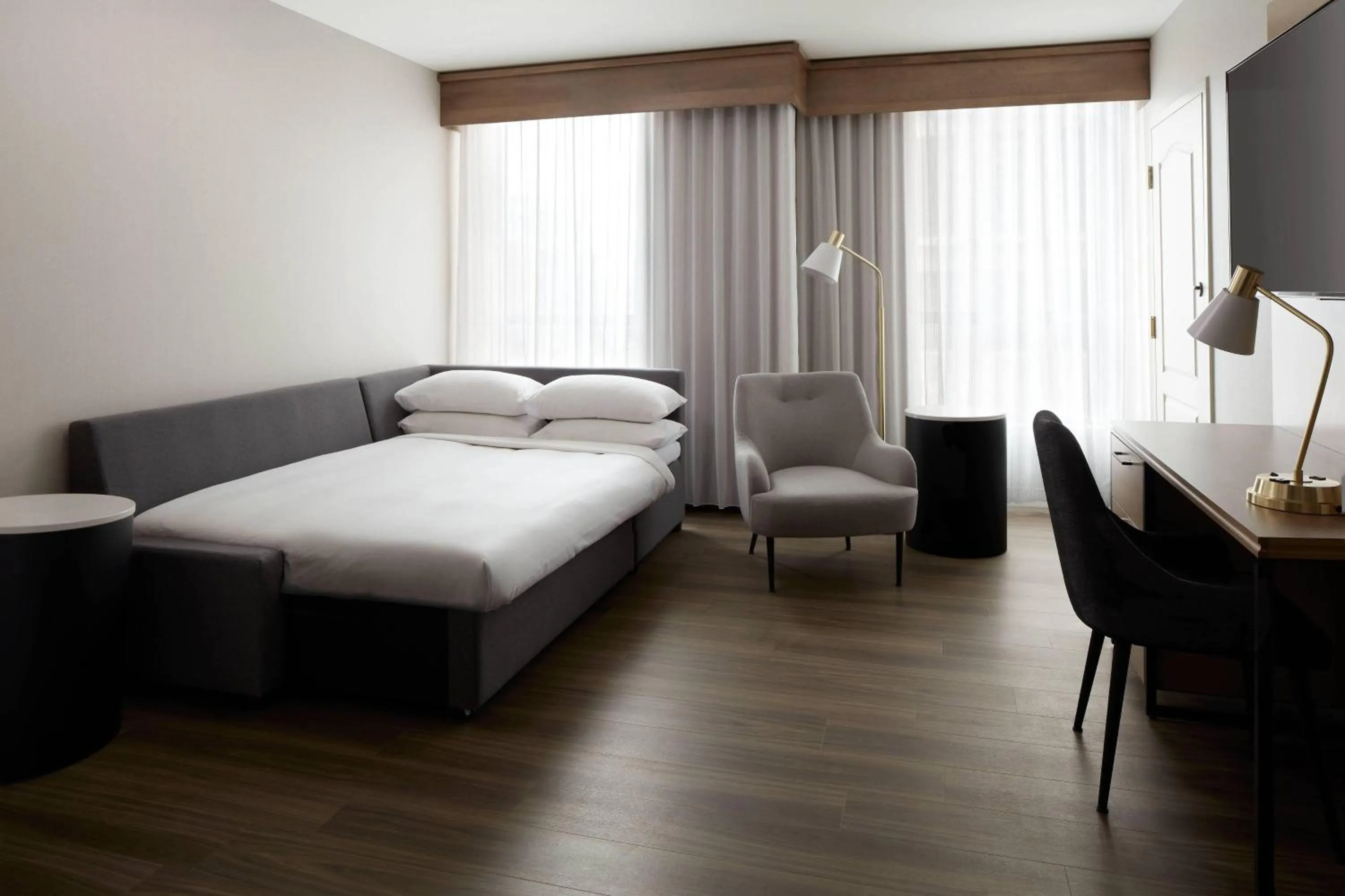 Living room, Bed in Marriott Quebec City Downtown