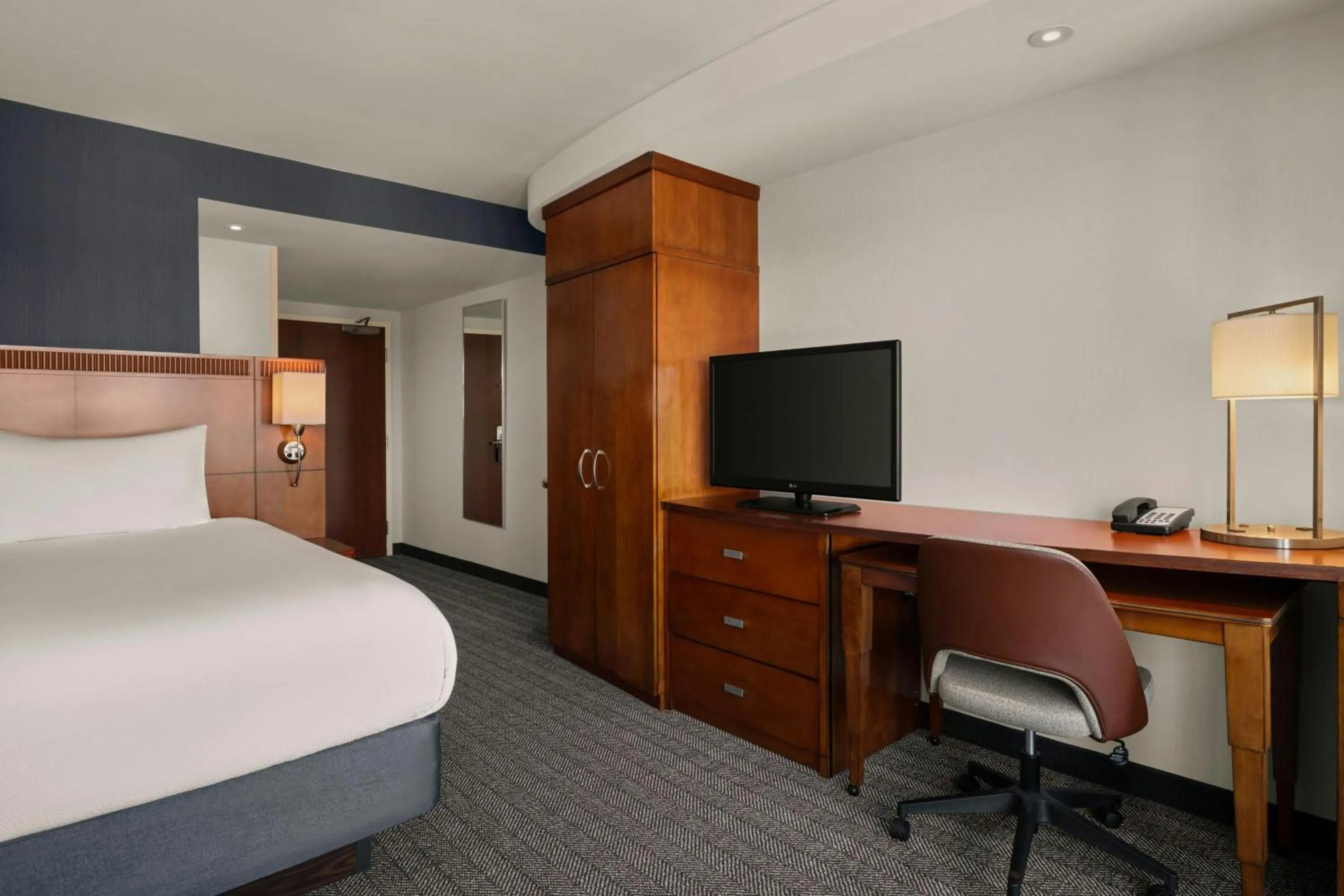 Photo of the whole room, Bed in Courtyard by Marriott Halifax Downtown