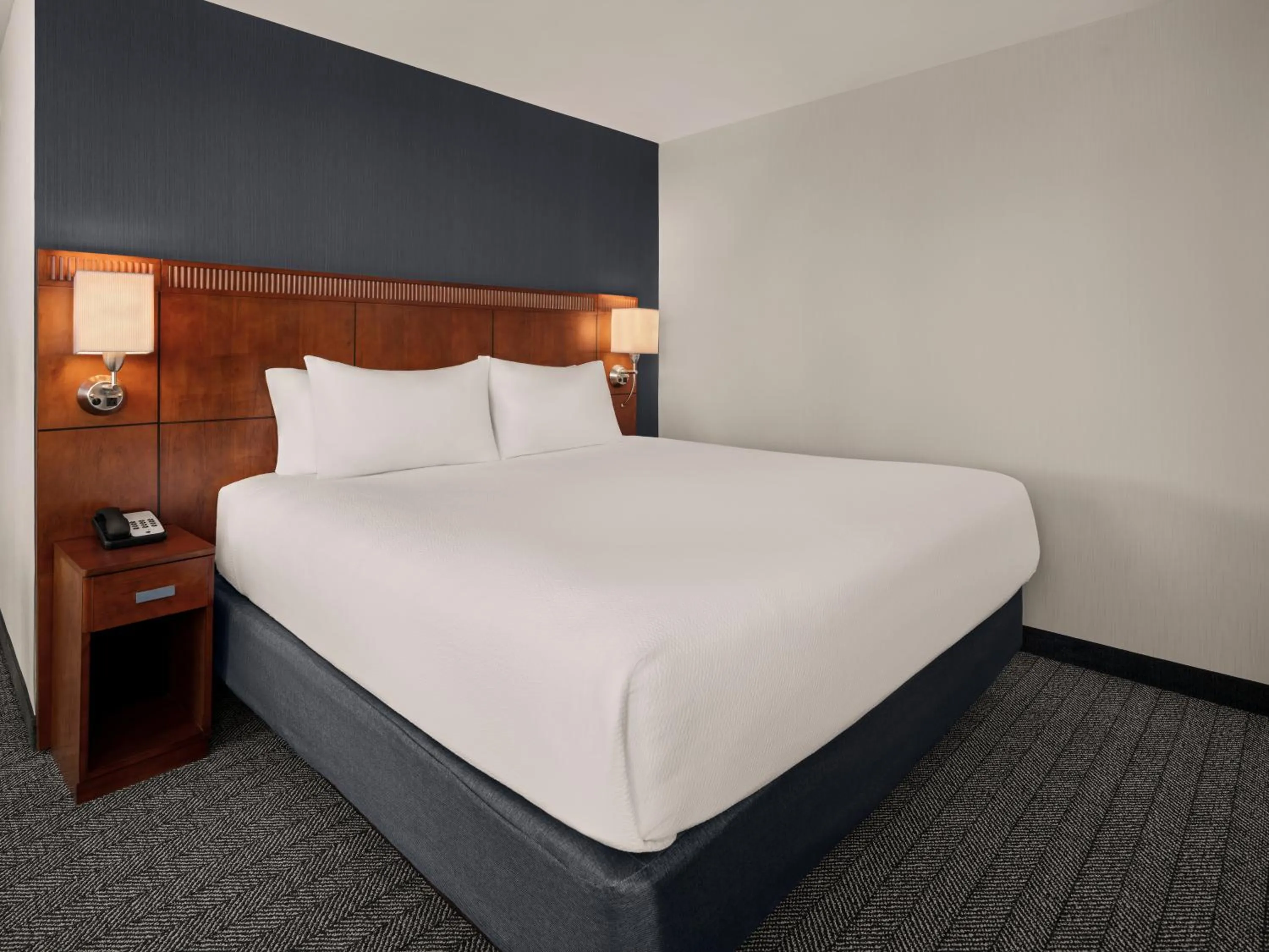 Bed in Courtyard by Marriott Halifax Downtown