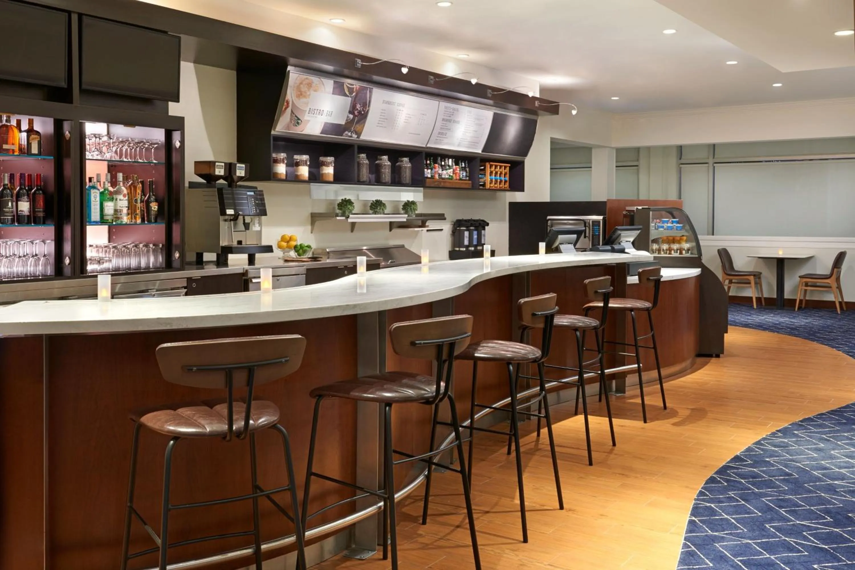 Lounge or bar in Courtyard by Marriott Ottawa Downtown