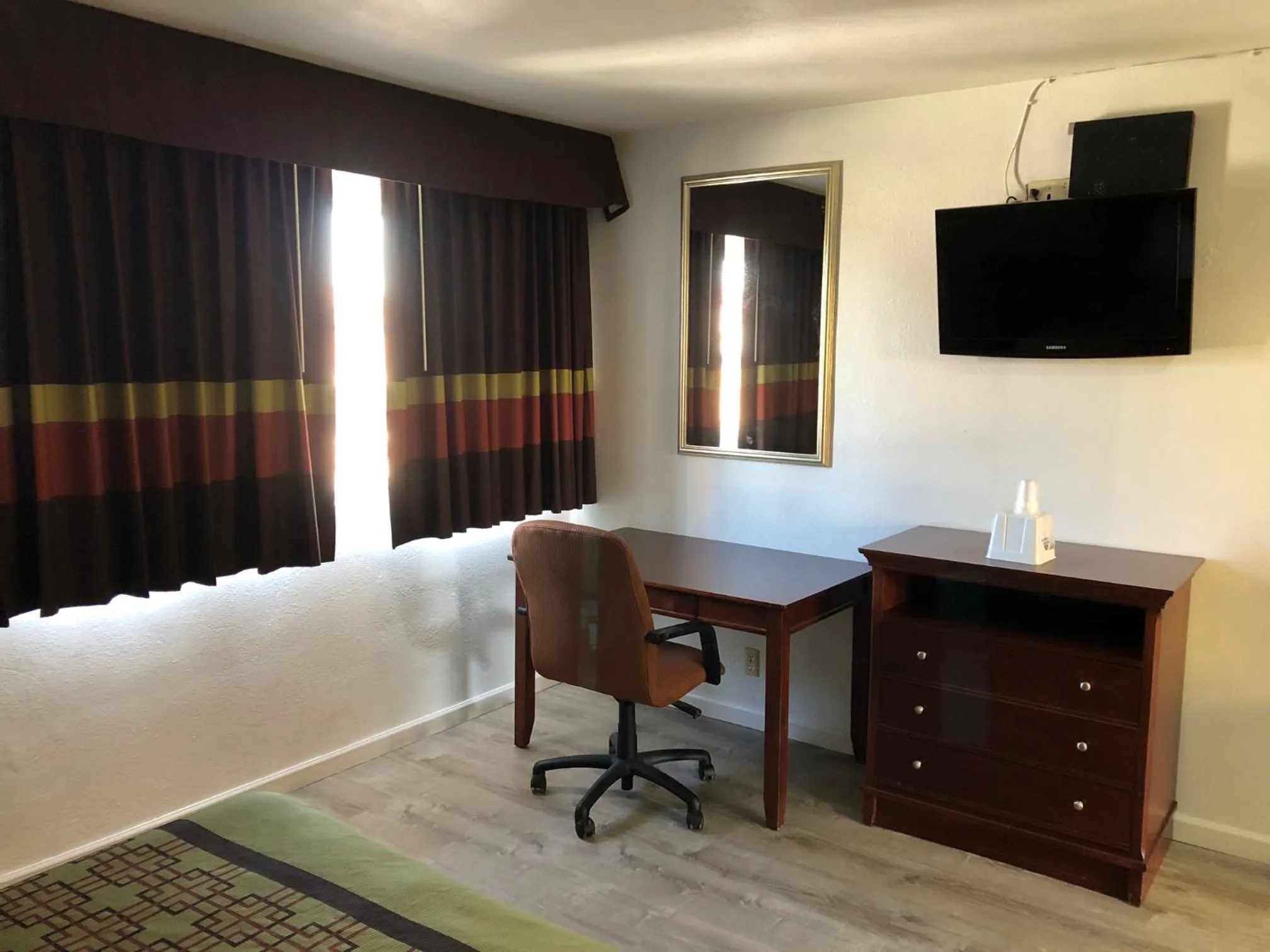 Bedroom in Americas Best Value Inn Visalia
