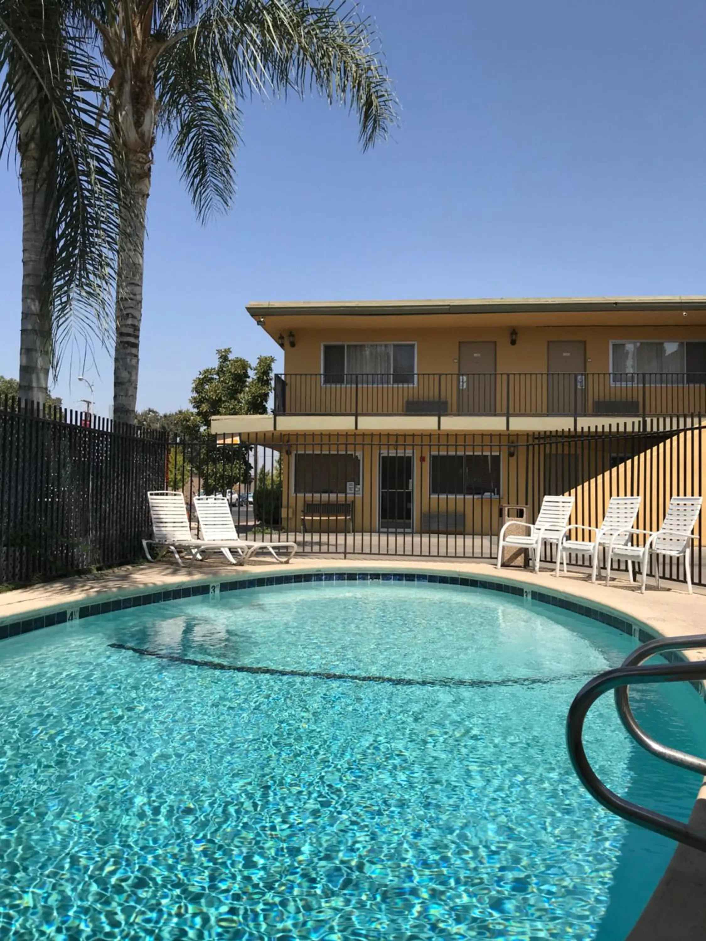 Swimming pool in Americas Best Value Inn Visalia