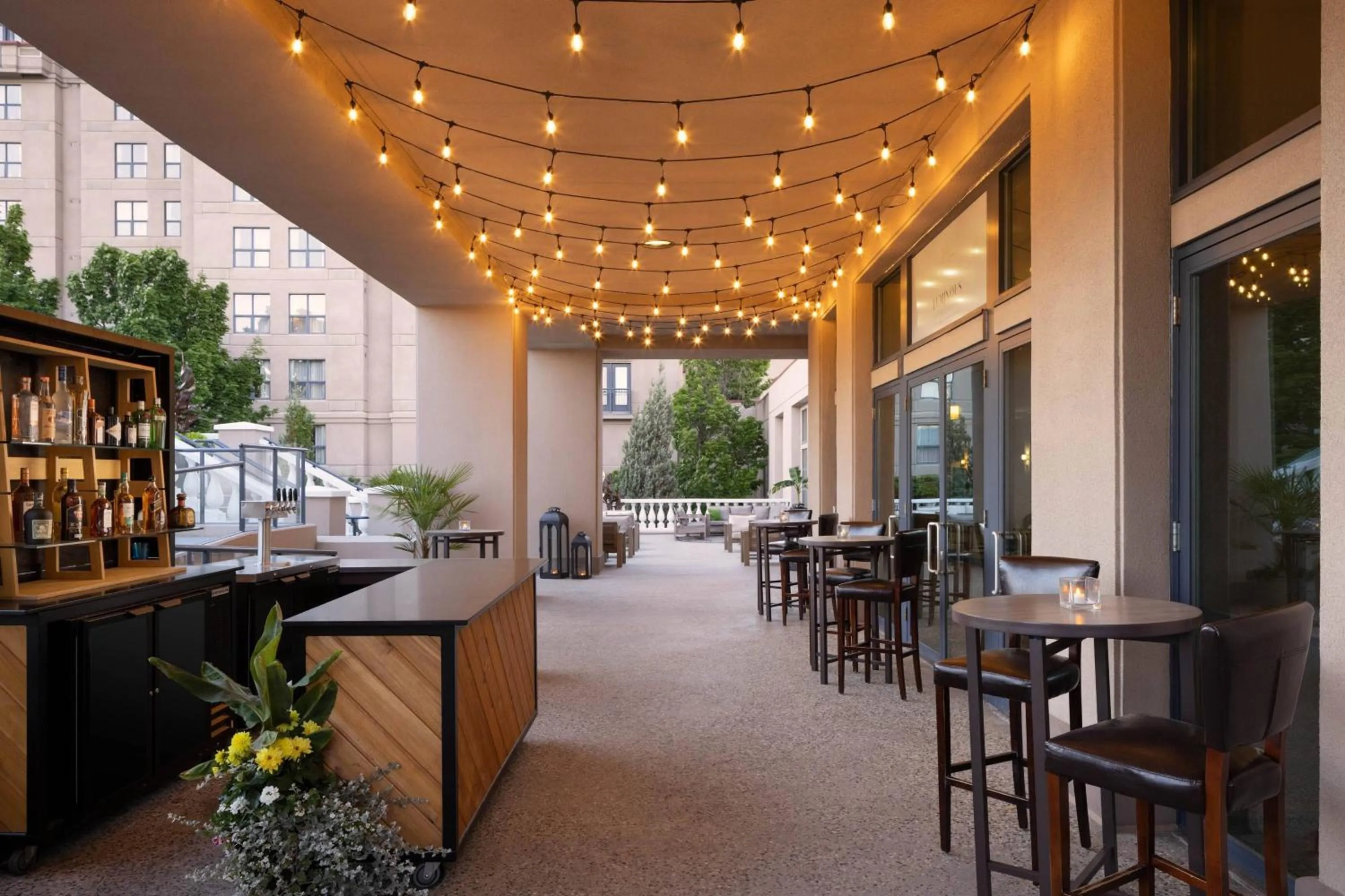 Lounge or bar in Delta Hotels by Marriott Grand Okanagan Resort