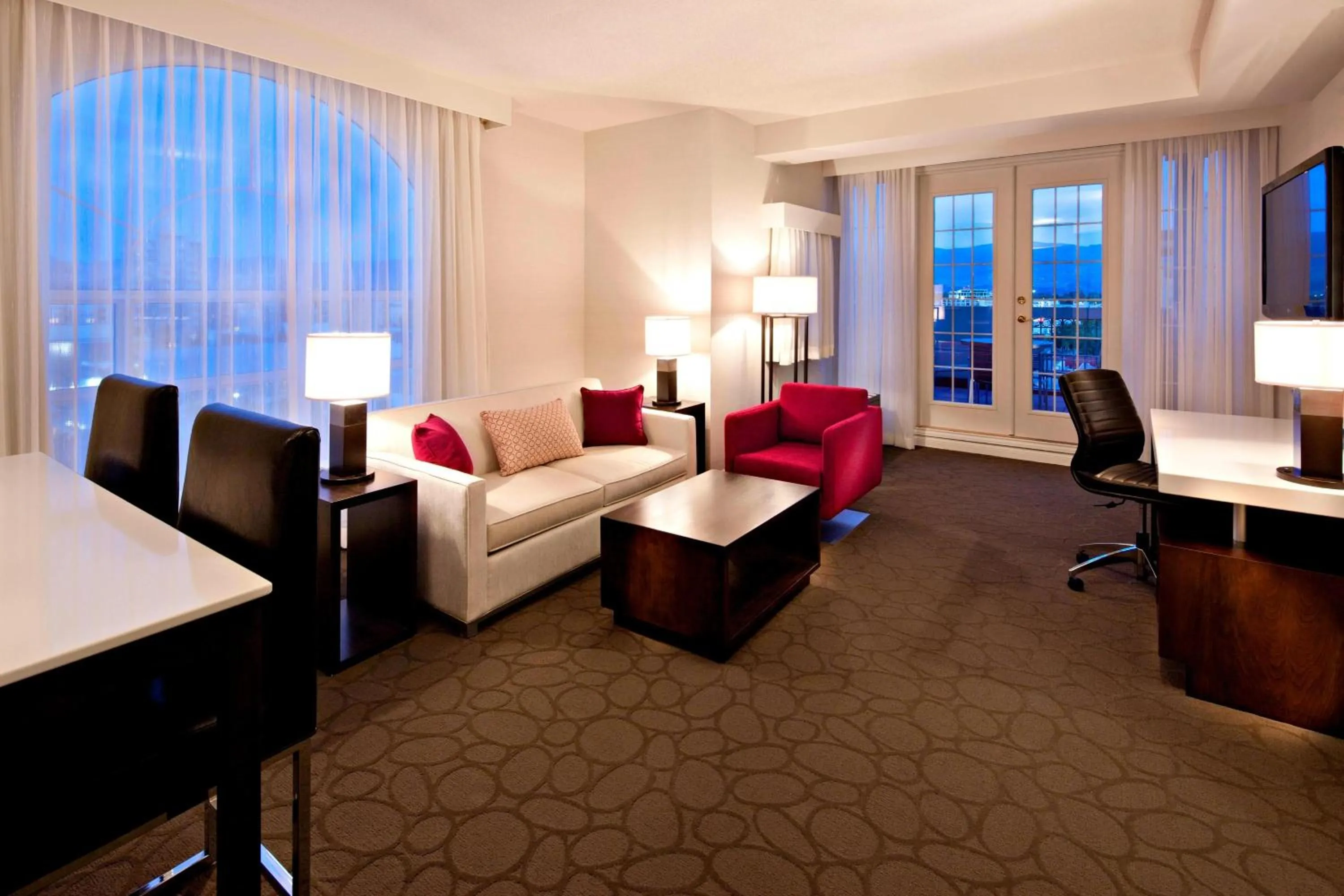 Living room in Delta Hotels by Marriott Grand Okanagan Resort