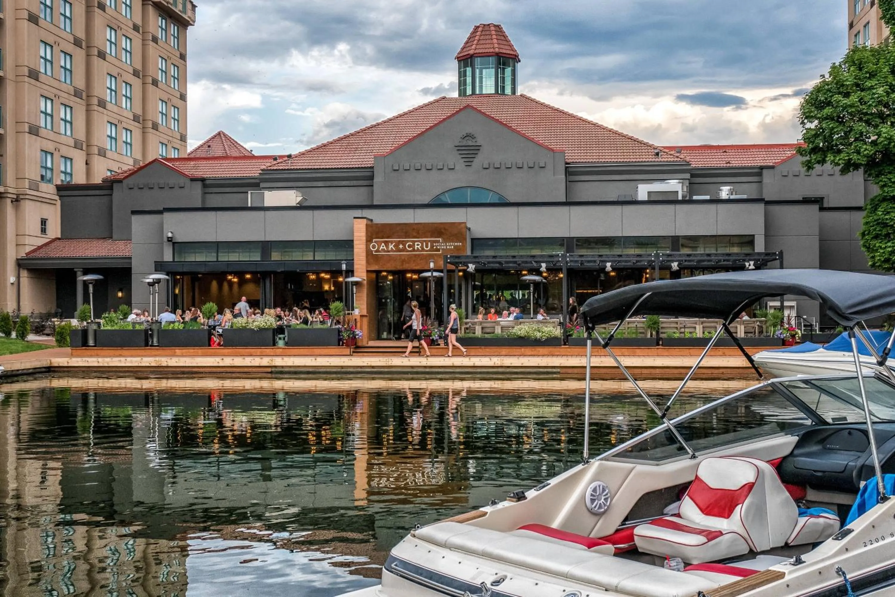 Lounge or bar in Delta Hotels by Marriott Grand Okanagan Resort